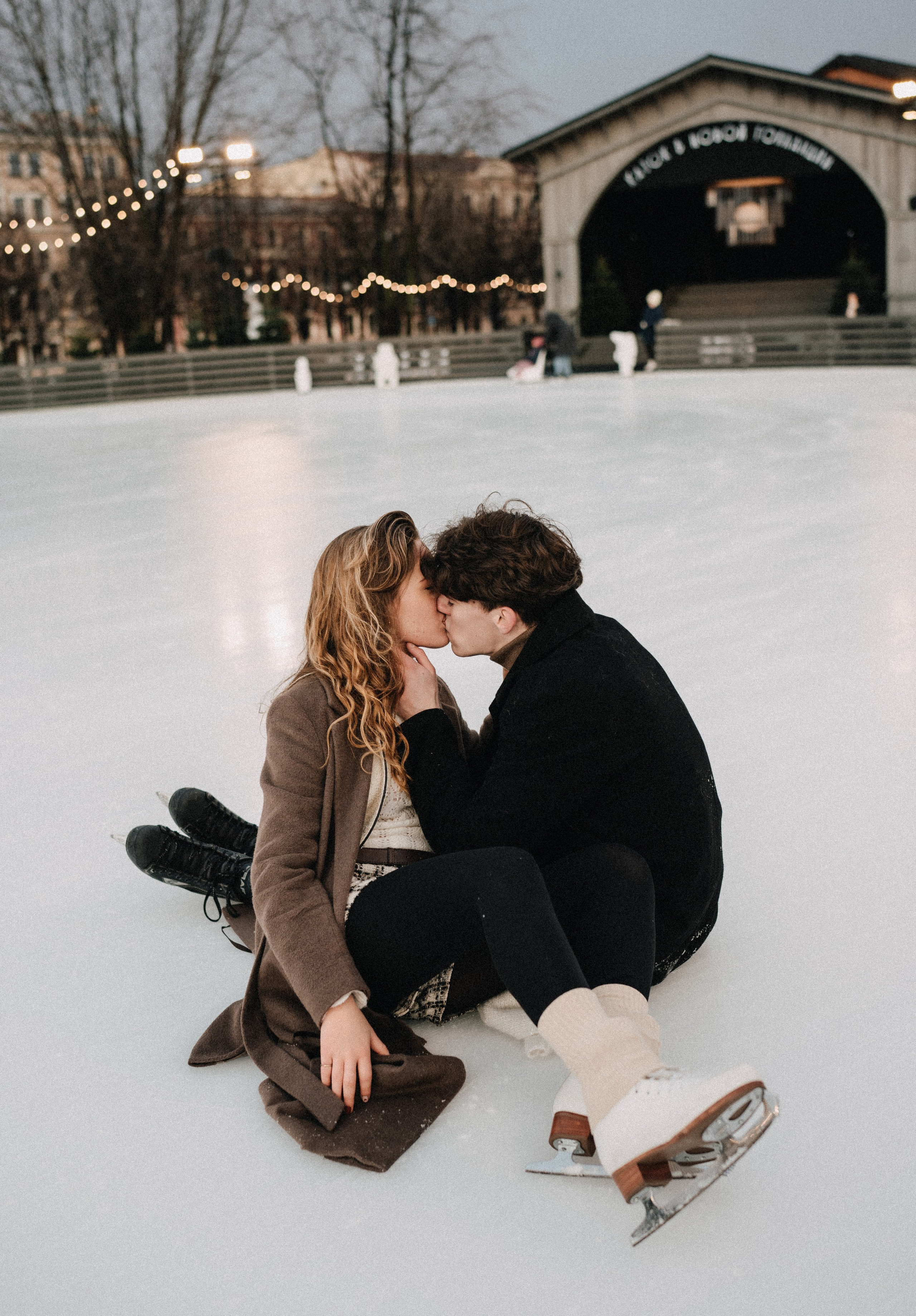 Парная фотосессия на катке. Новая Голландия. Зимняя фотосессия в Санкт-Петербурге. Фотограф в Санкт-Петербурге. Федосова Елизавета 