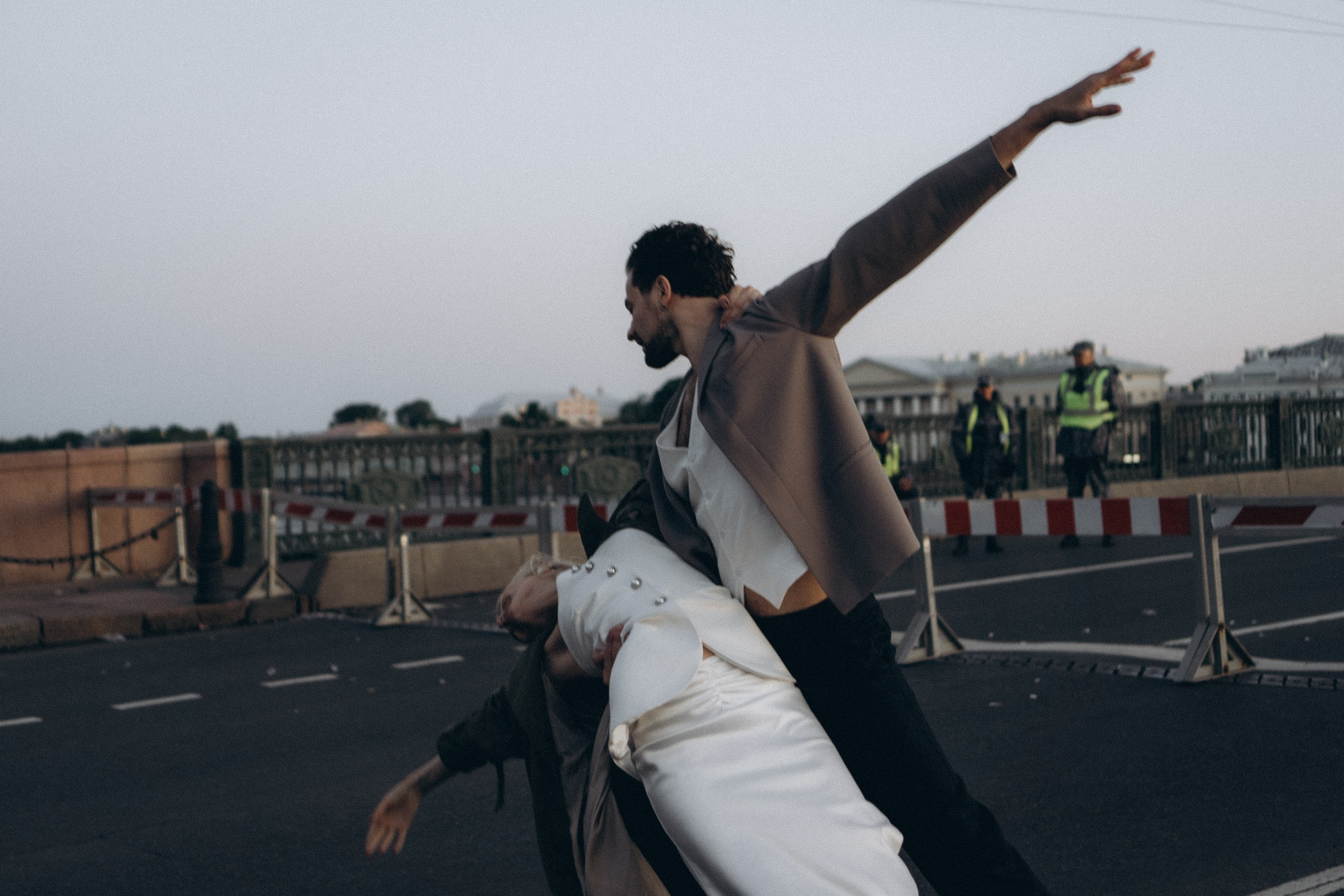 СВАДЕБНАЯ СЬЕМКА ПАРЫ НА РАССВЕТЕ В БЕЛЫЕ НОЧИ И ПРОГУЛКА С РАЗВОДНЫМИ МОСТАМИ И ПИКНИК ВОЗЛЕ ИСАКИЕВСКОГО СОБОРА. Профессиональный фотограф, Санкт-Петербург — Виктория Богомолова