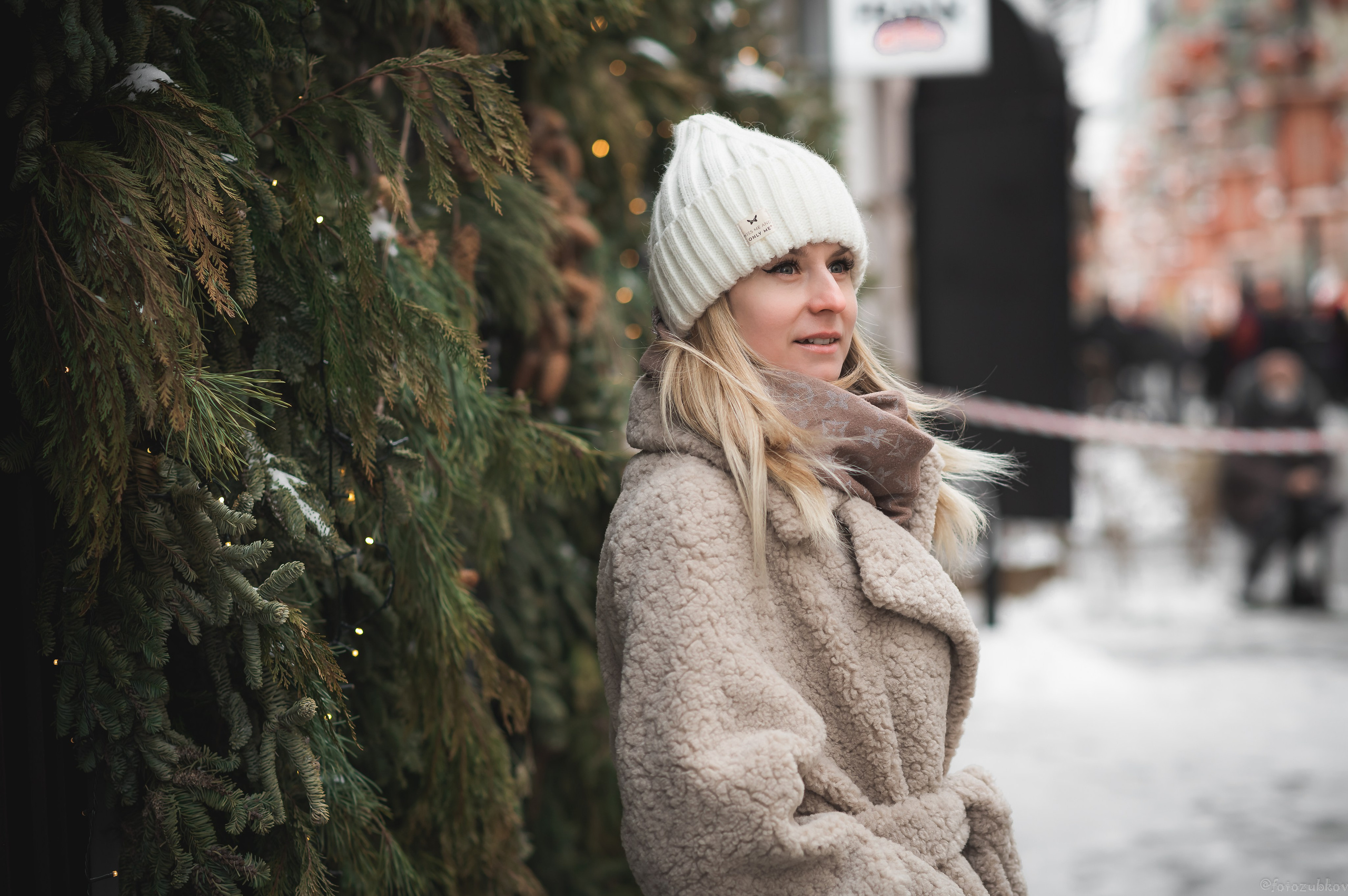 Девушка в белой шапке зимой