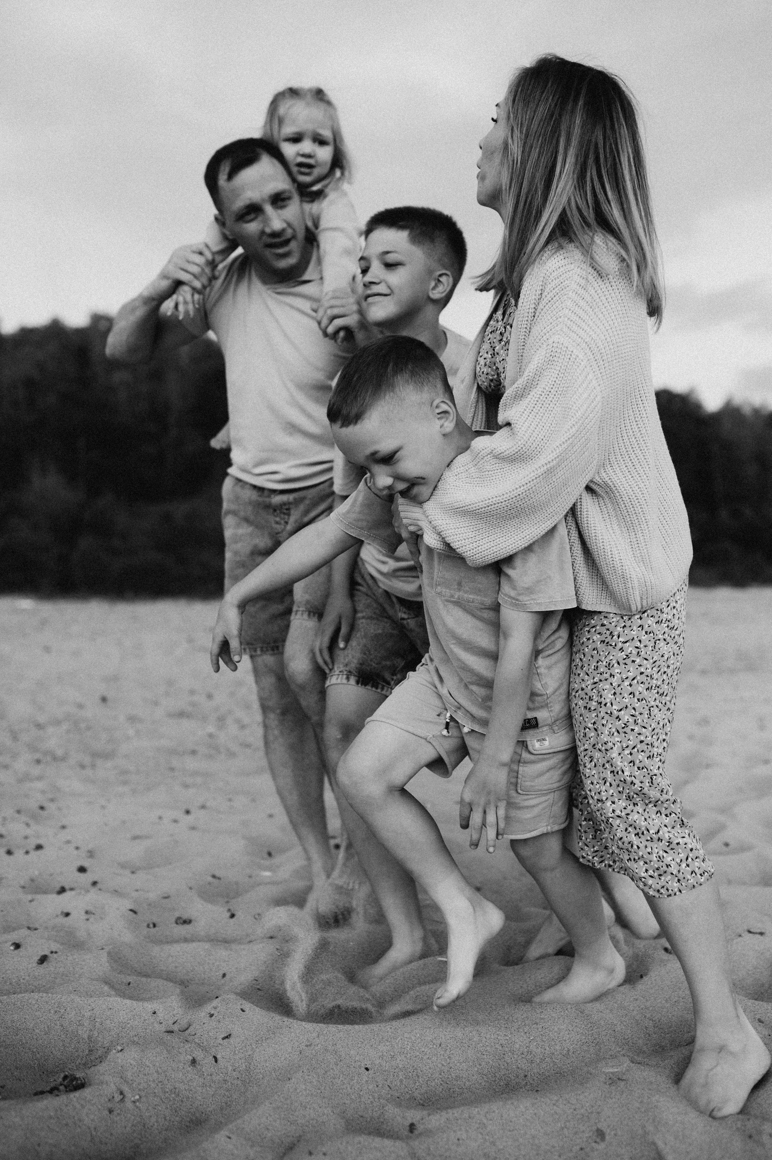 Василий, Анна, Макс, Захар, Тая и Кекс. Семейный фотограф в Новосибирске Женя Индрикова