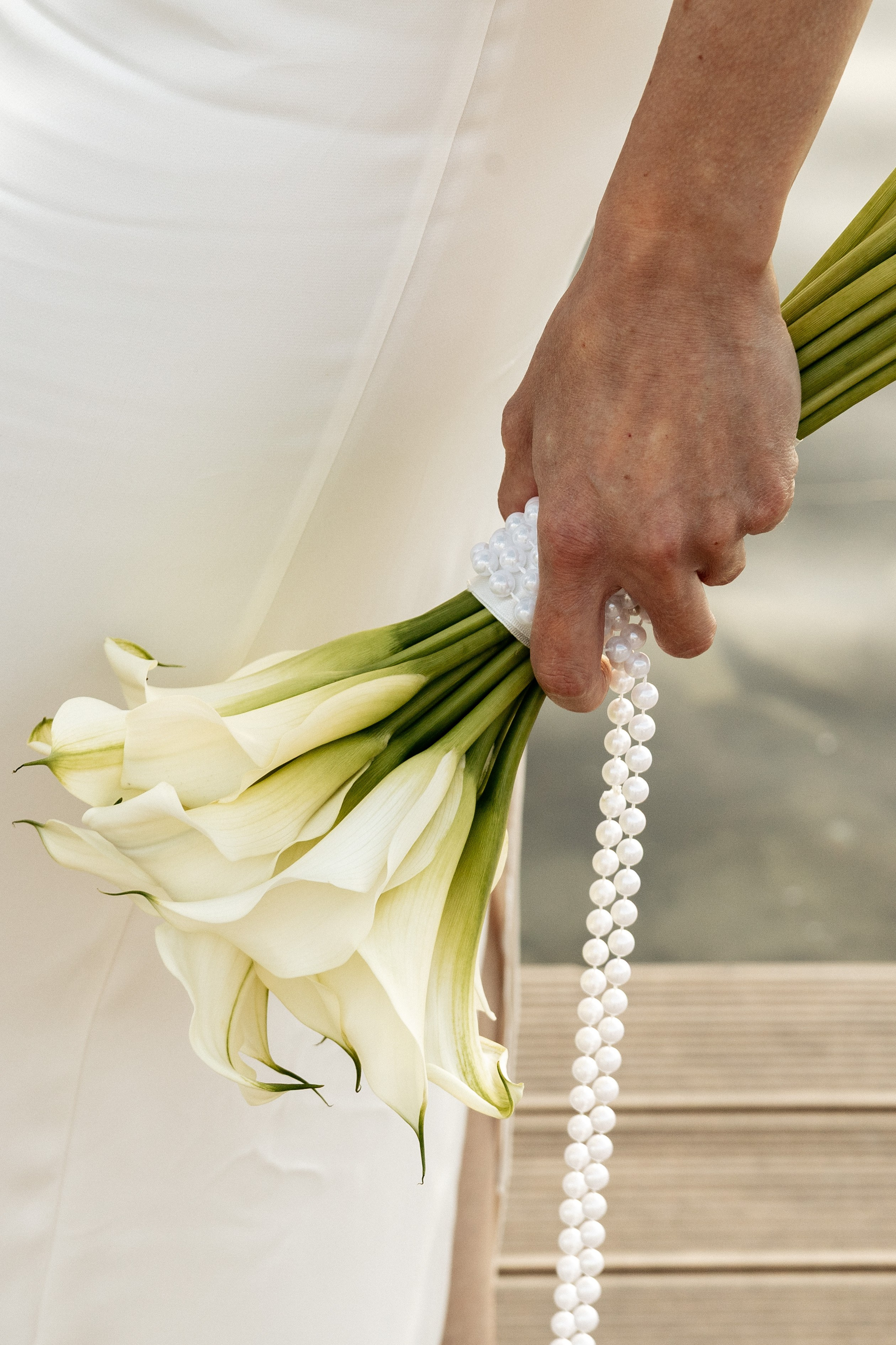 Букет невесты на фоне озера Абрау