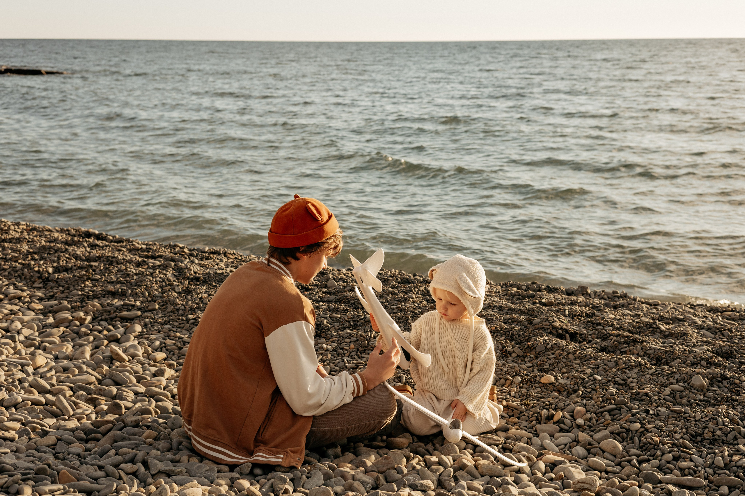 Дети с родителями любуются закатом над морем