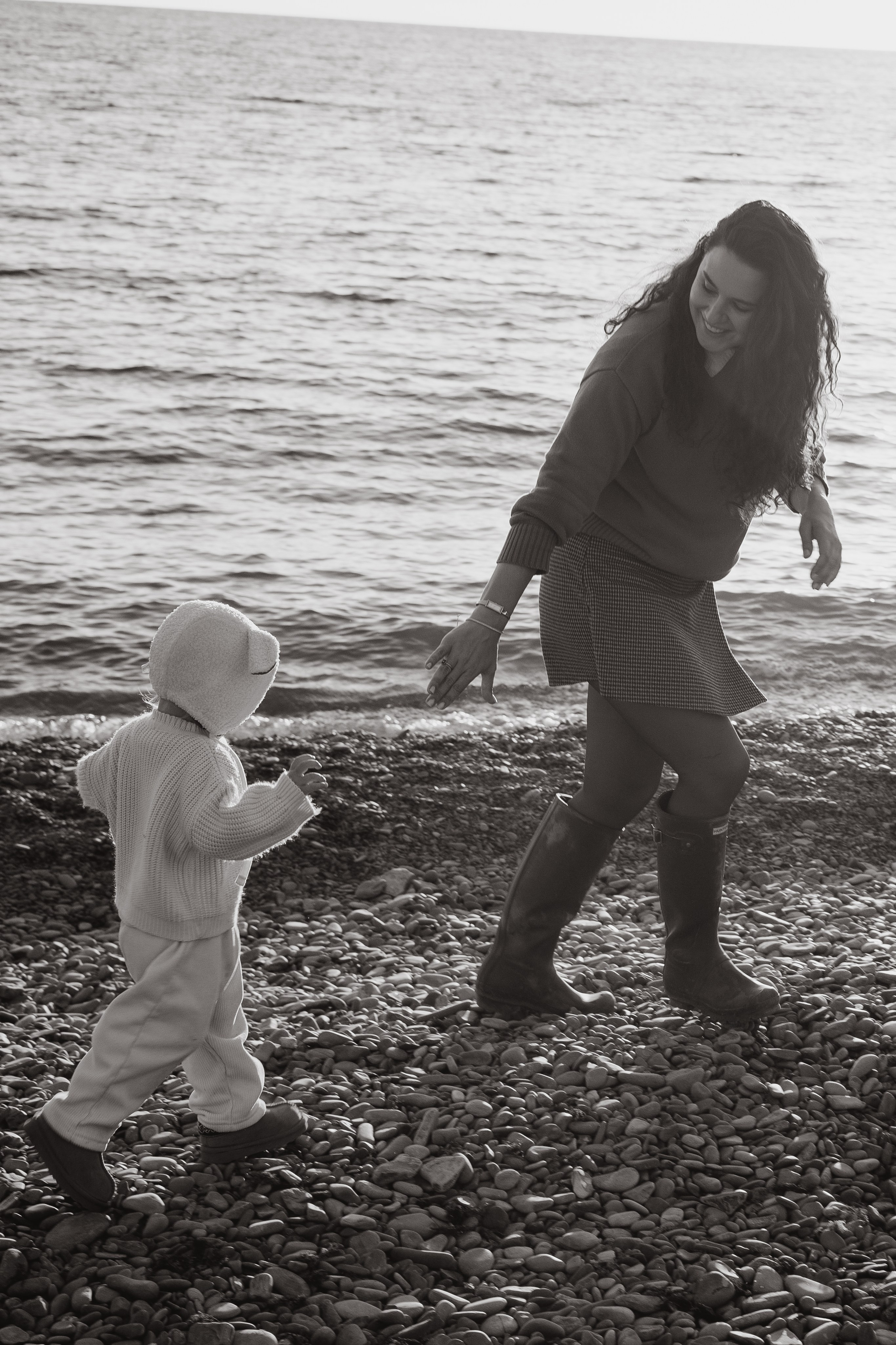 Мама с дочкой кружится и бегает на фоне заката.