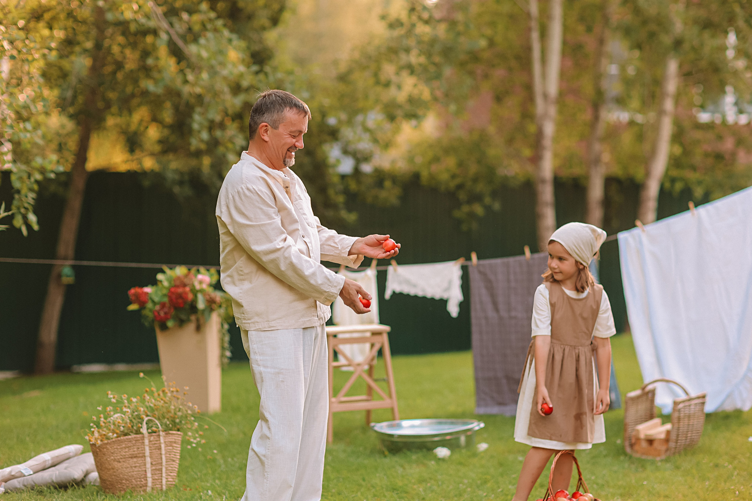 Стирка у дома. Семейный фотограф Тюмень, фотограф на роды Салмина Мария