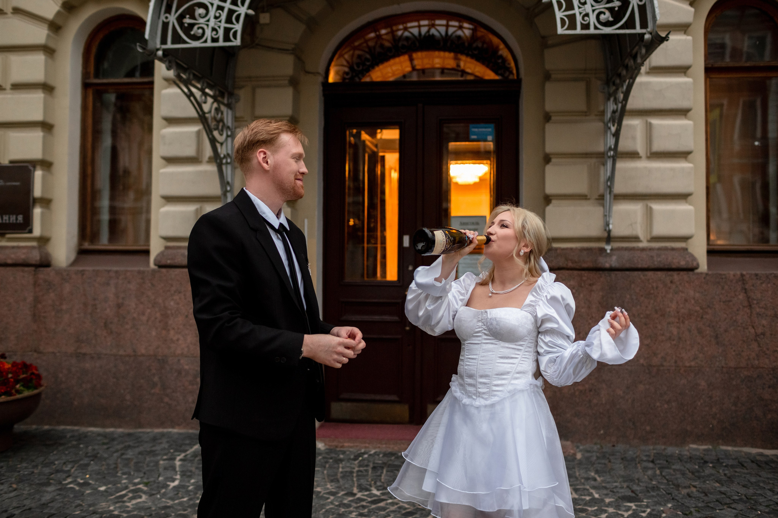 Свадебная фотопрогулка по улицам Петербурга. Свадебный фотограф Кирилл Белый