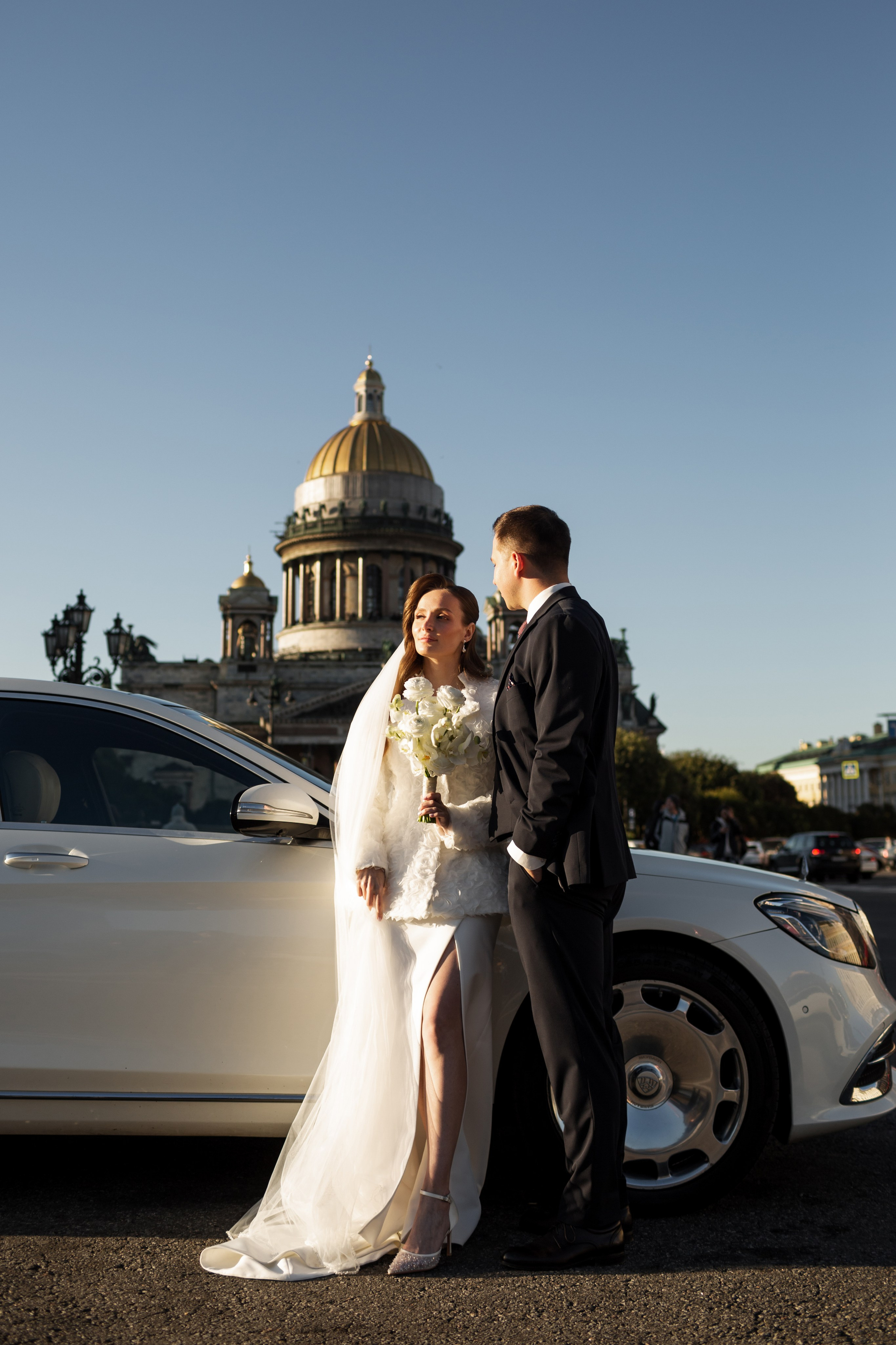 Молодожены с красивой машиной в центре Петербурга.