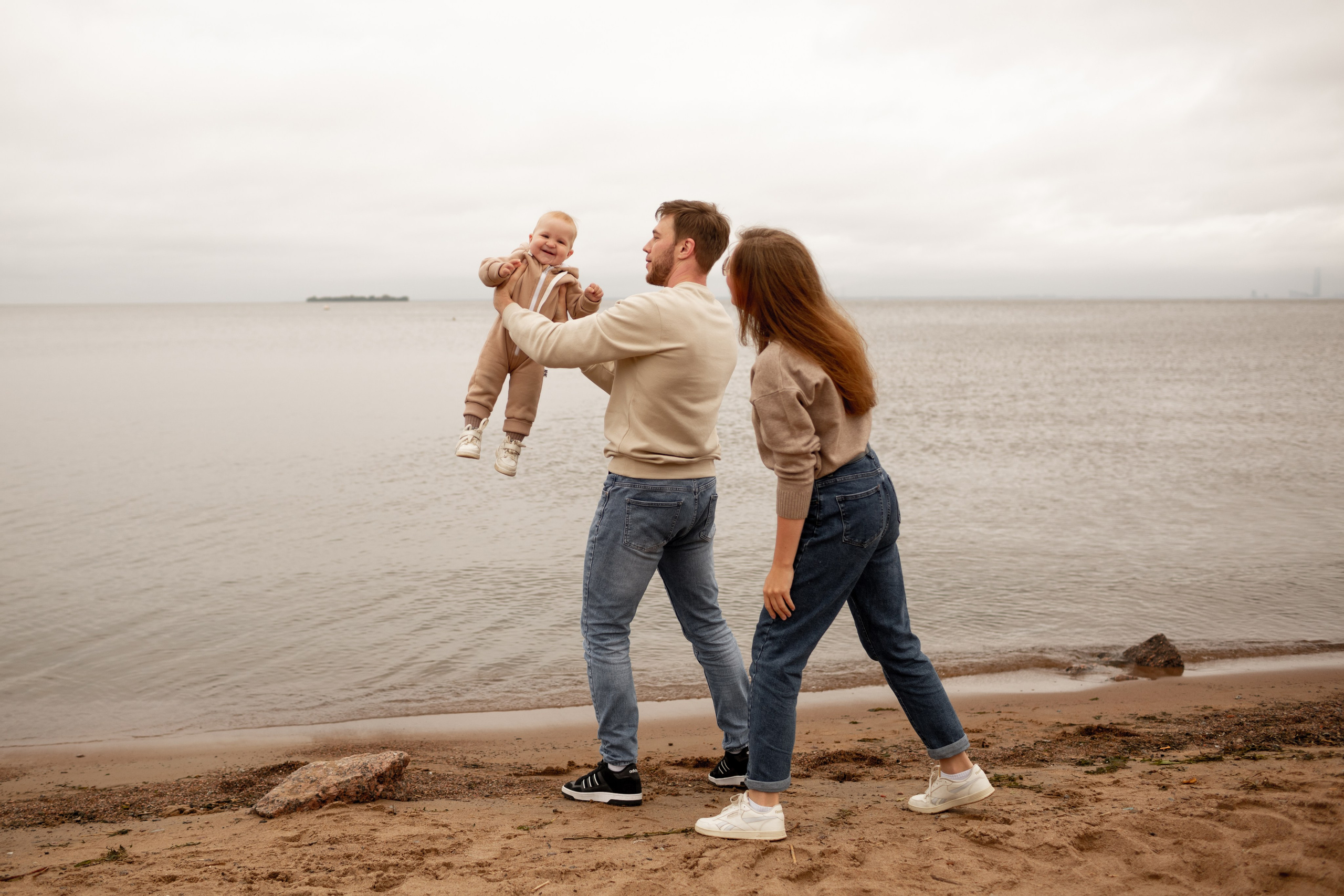 Семейная фотопрогулка на пляже. Свадебный фотограф Кирилл Белый