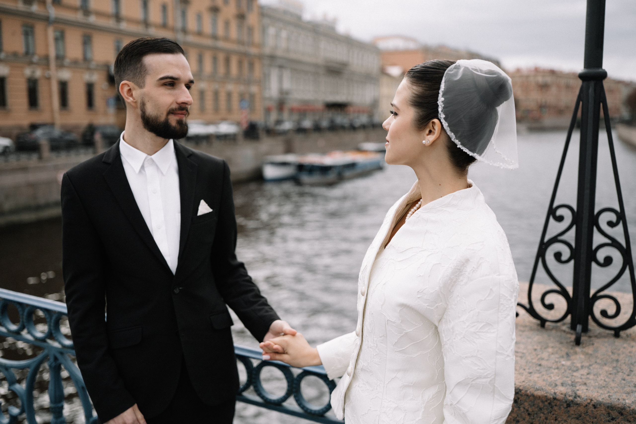 Свадебная фотосессия в Апреле в Петербурге. Свадебный фотограф Александр Невский в Санкт-Петербурге