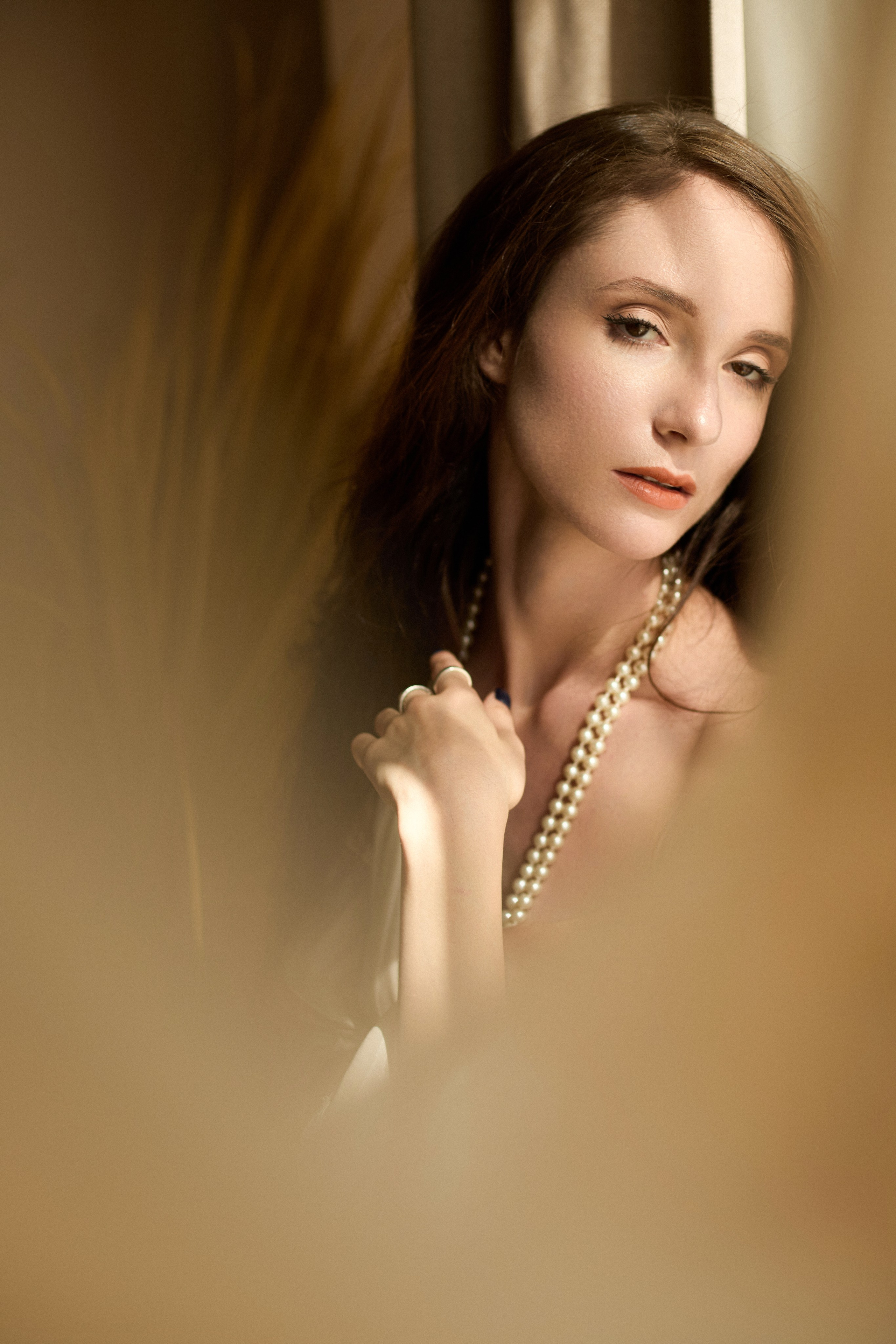 Студийный портрет молодой женщины в вечернем платье, мягкий свет, портретный фотограф 