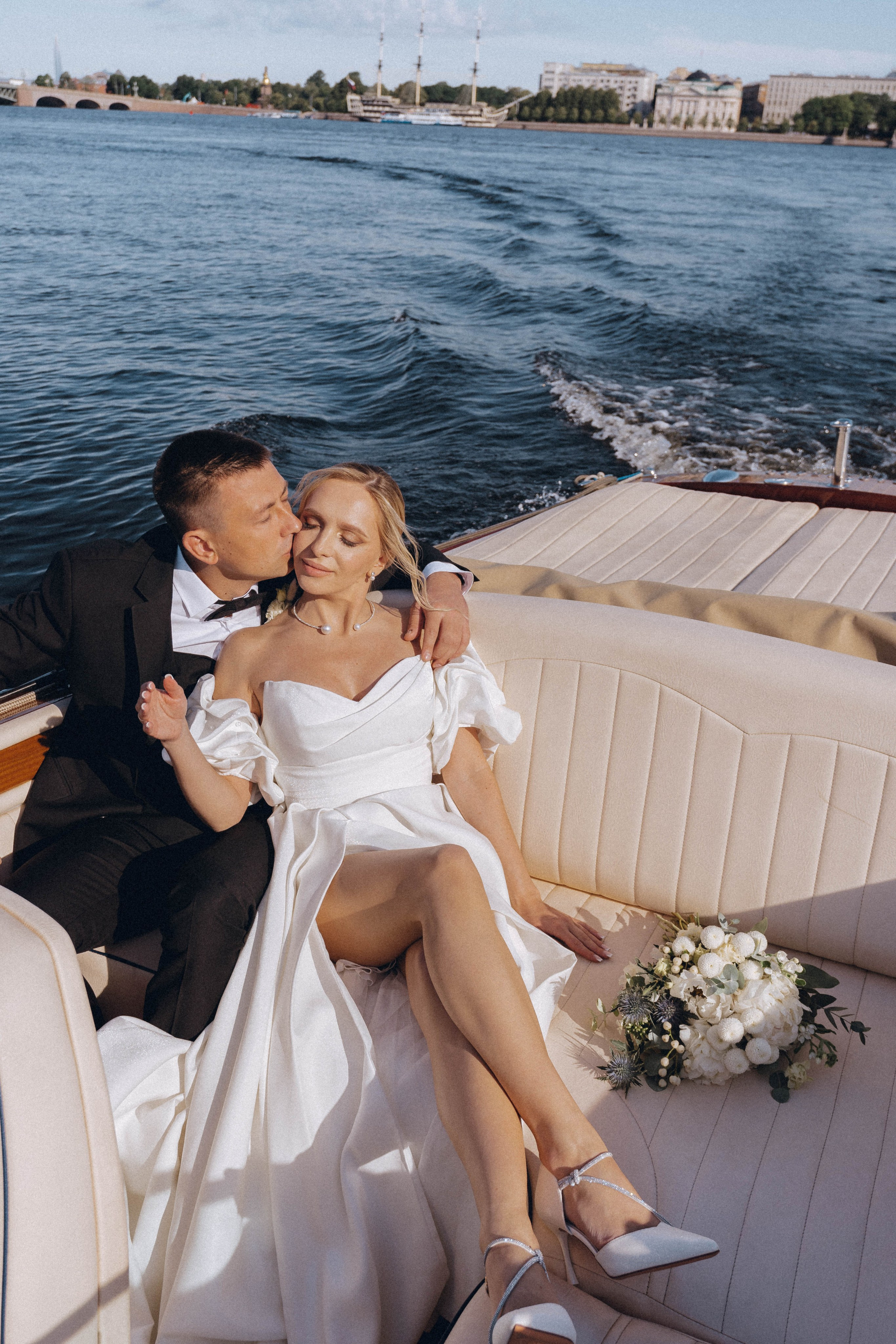 СВАДЕНБНАЯ СЬЕМКА НА КАТЕРЕ ПО КАНАЛАМ САНКТ-ПЕТЕРБУРГА И В АКВАТОРИИ НЕВЫ. Профессиональный фотограф, Санкт-Петербург — Виктория Богомолова