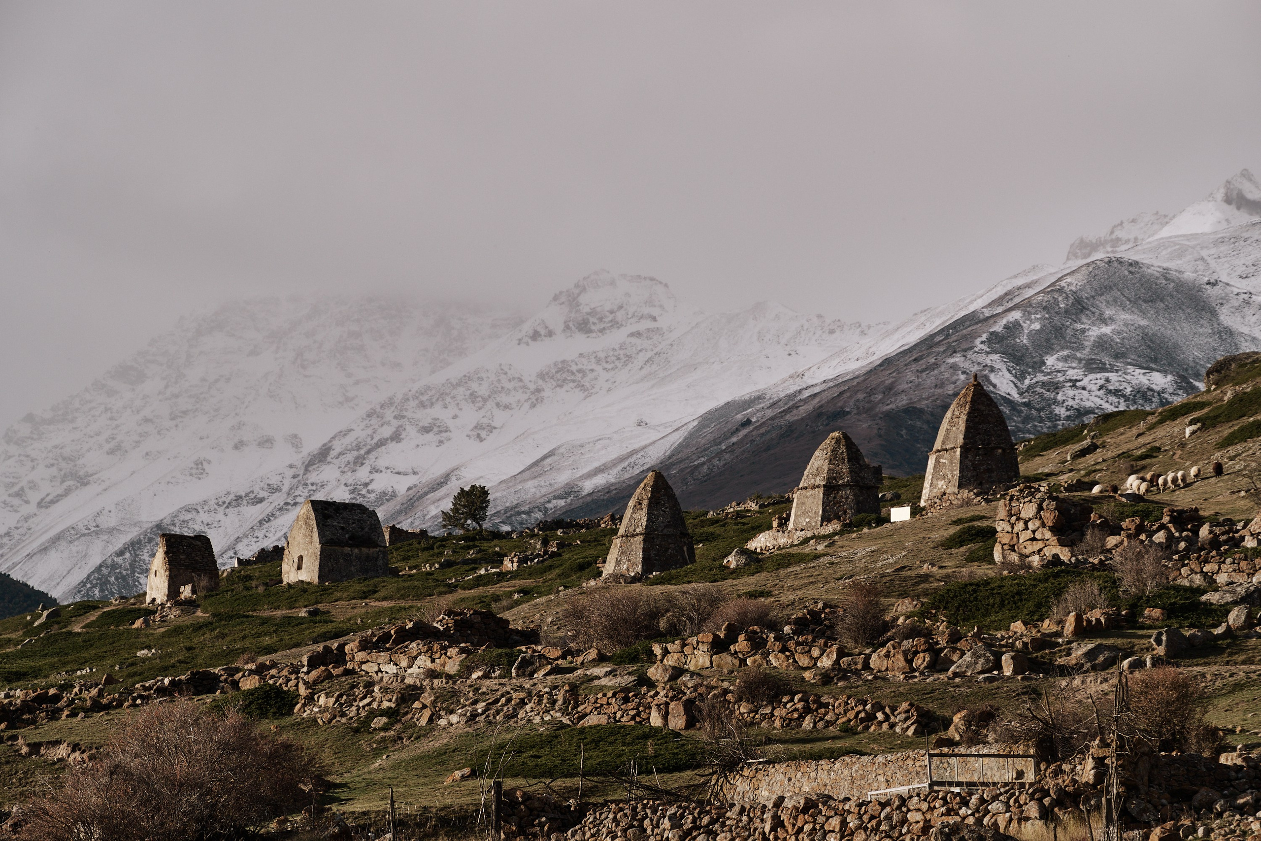 Там, где облака ложатся на крыши домов, а горы обнимают горизонт, живут люди, для которых гость — всегда подарок. Серия «Над облаками» — о Кавказе, который пока не найти в путеводителях.