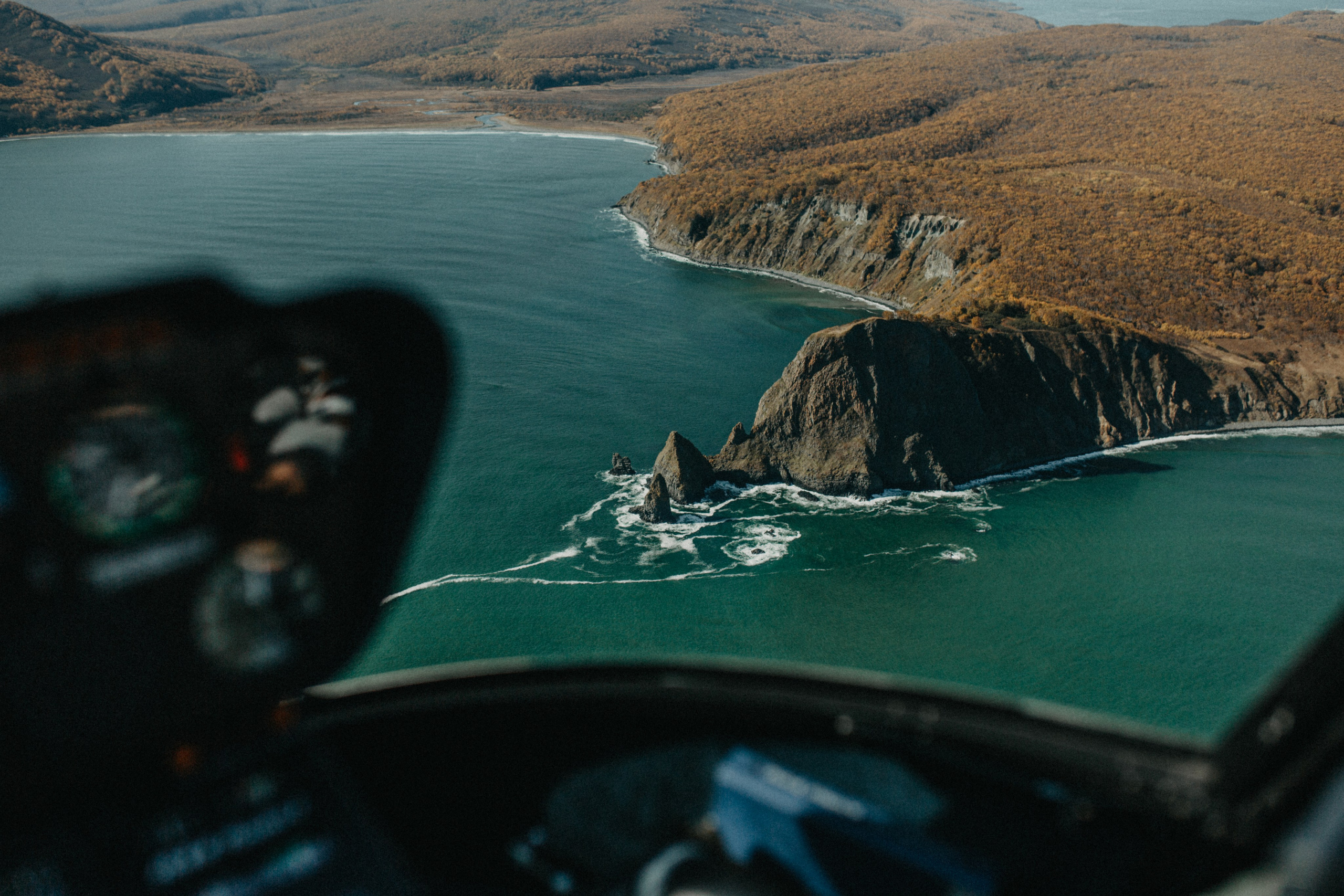 Вертолетный полет Бухта Жировая. Свадебное фото и видео на Камчатке. Туристические маршруты