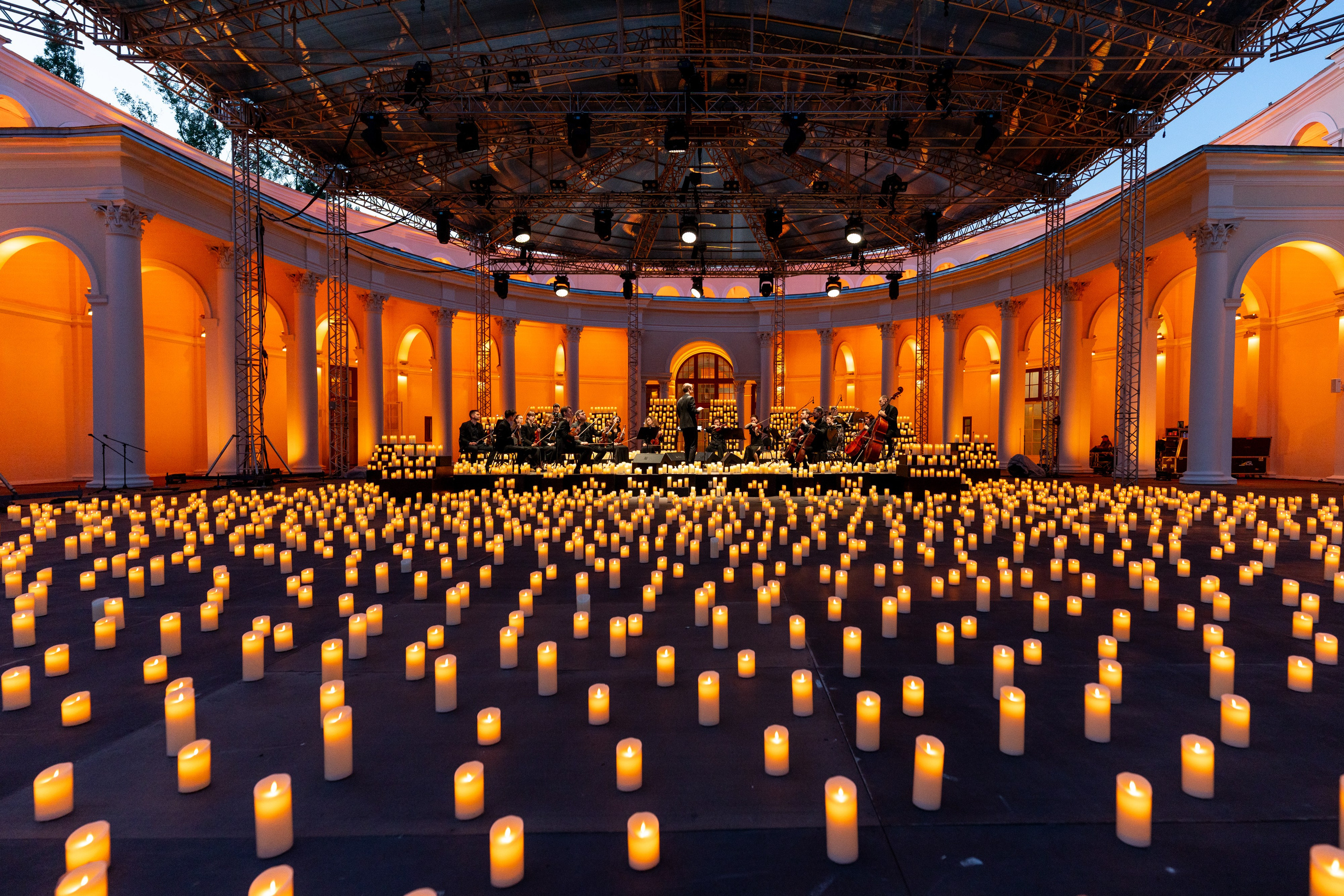 Симфонический оркестр Lumisfera при свечах. Фотограф Никита Комаров