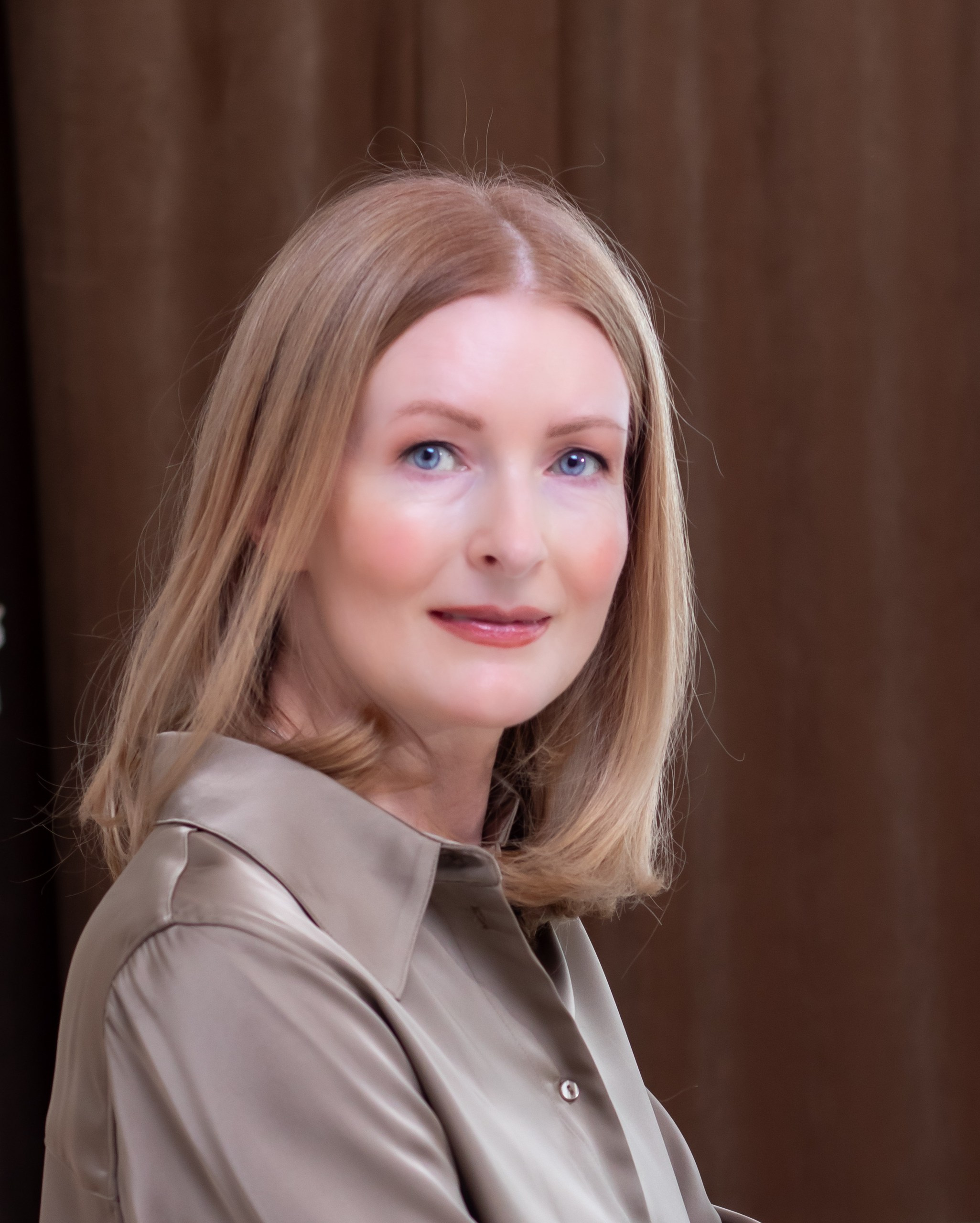 Портрет уверенной женщины у рабочего стола — деловая съёмка