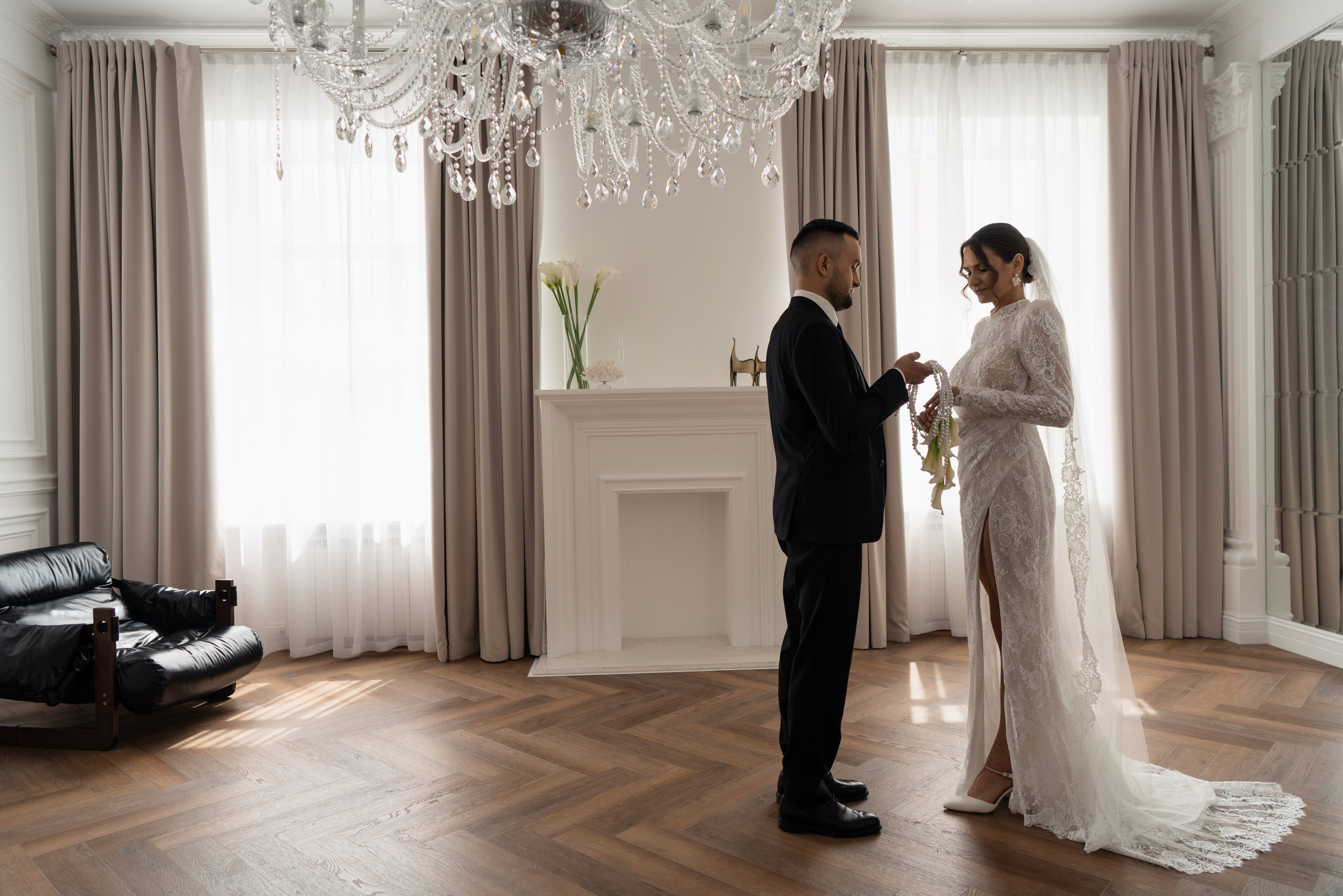 Свадебная фотосессия в интерьере, студия. Главная