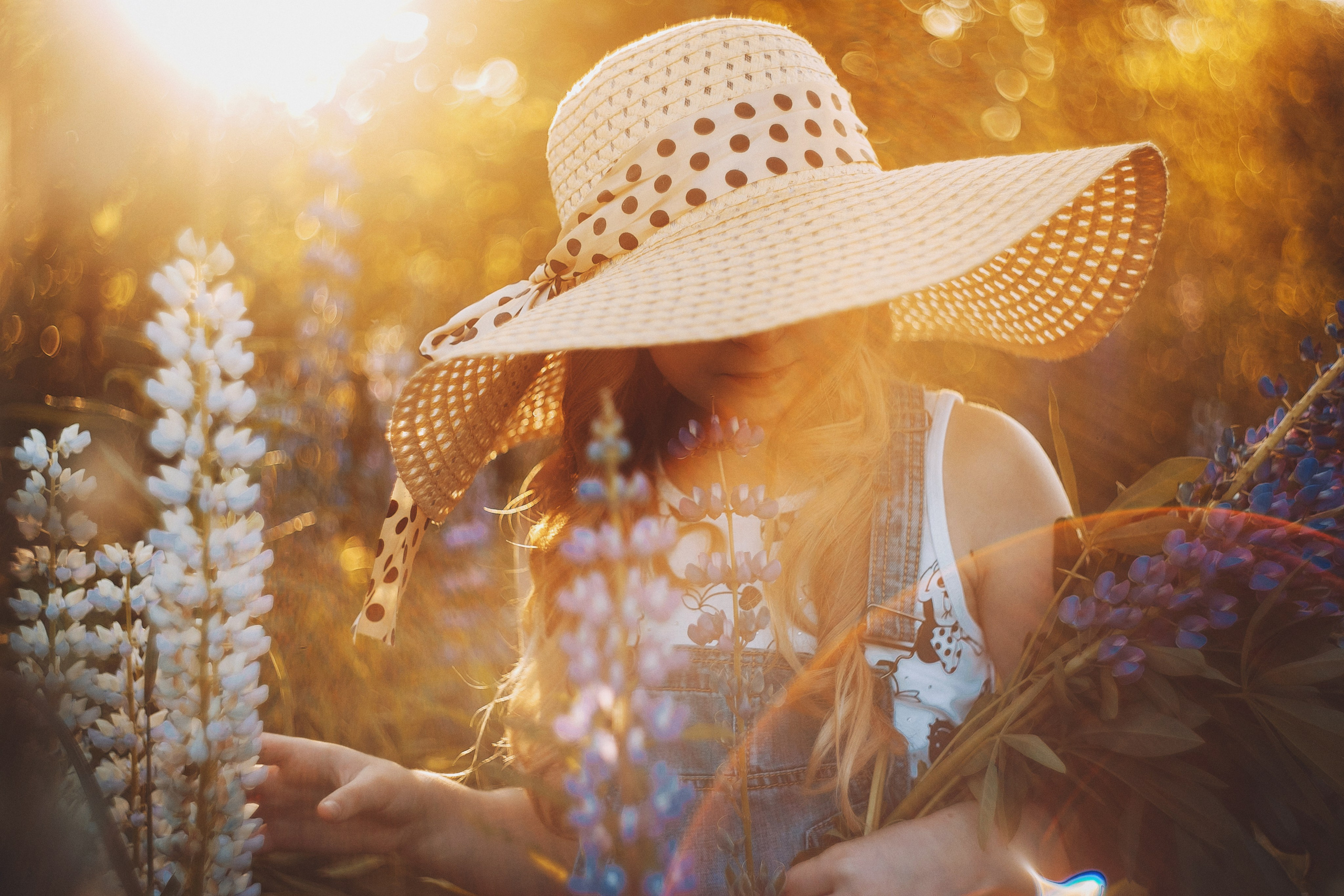 Солнечная Алена в Люпинах. Фотограф Сергей Логинов