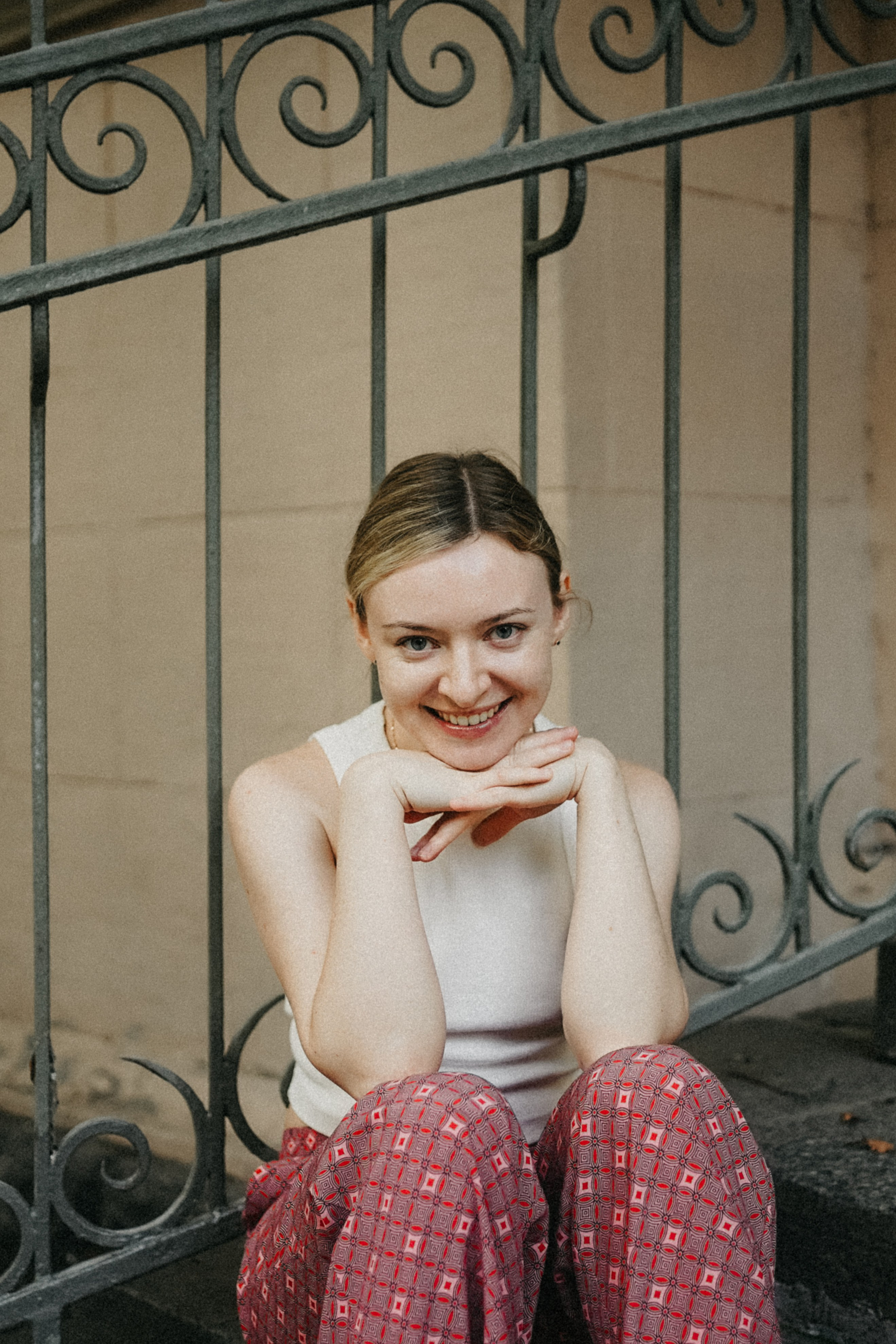 Девушка по городу шагает босиком. Фотограф Наталья Колганова