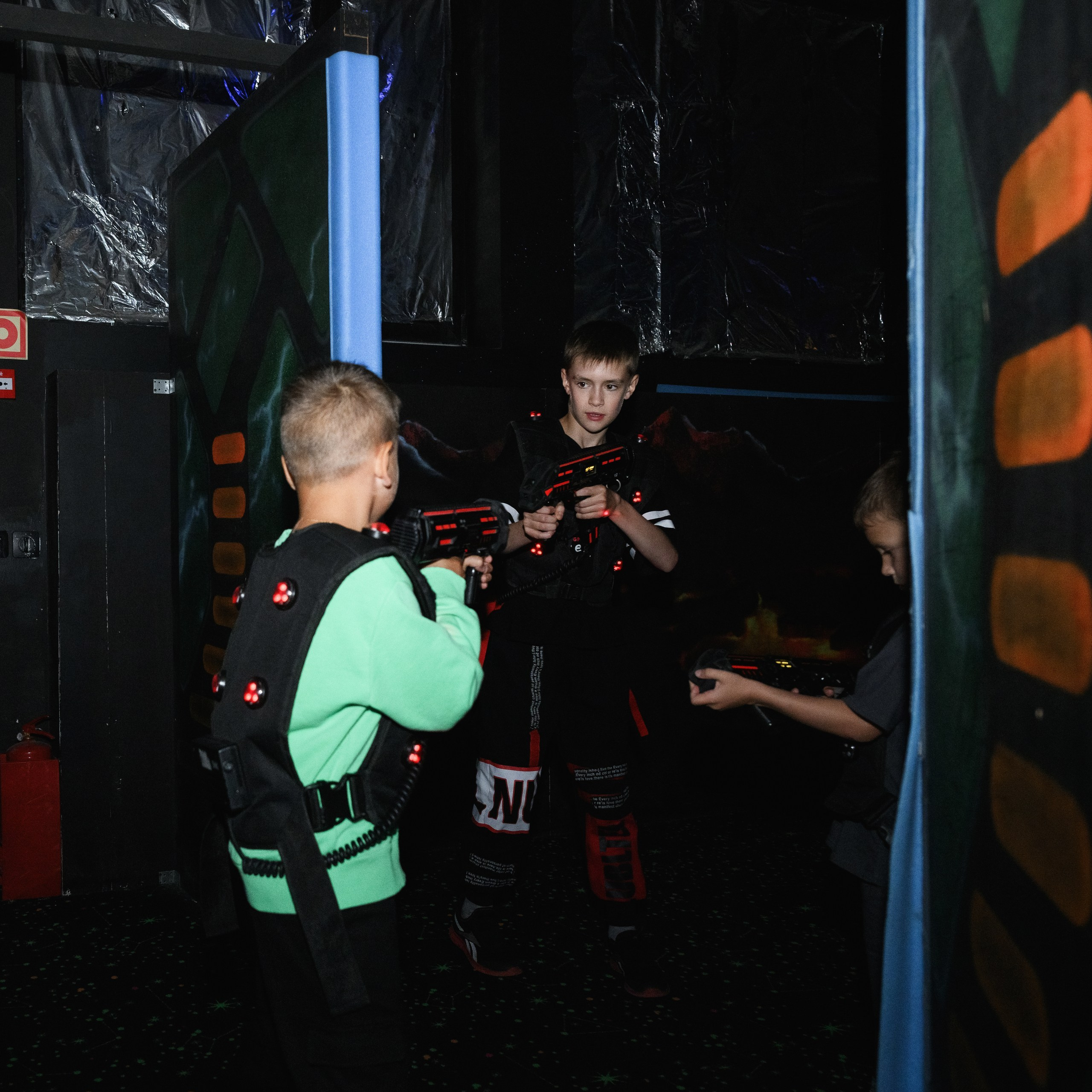 Фотосъемка детского дня рождения в Петропавловске-Камчатском. Яркая фотосессия дня рождения ребенка в Петропавловске-Камчатском. Веселые и эмоциональные кадры с именинником и гостями. Профессиональная съемка детских праздников в Петропавловске-Камчатском. Запечатленные моменты радости и счастья на детском дне рождения.