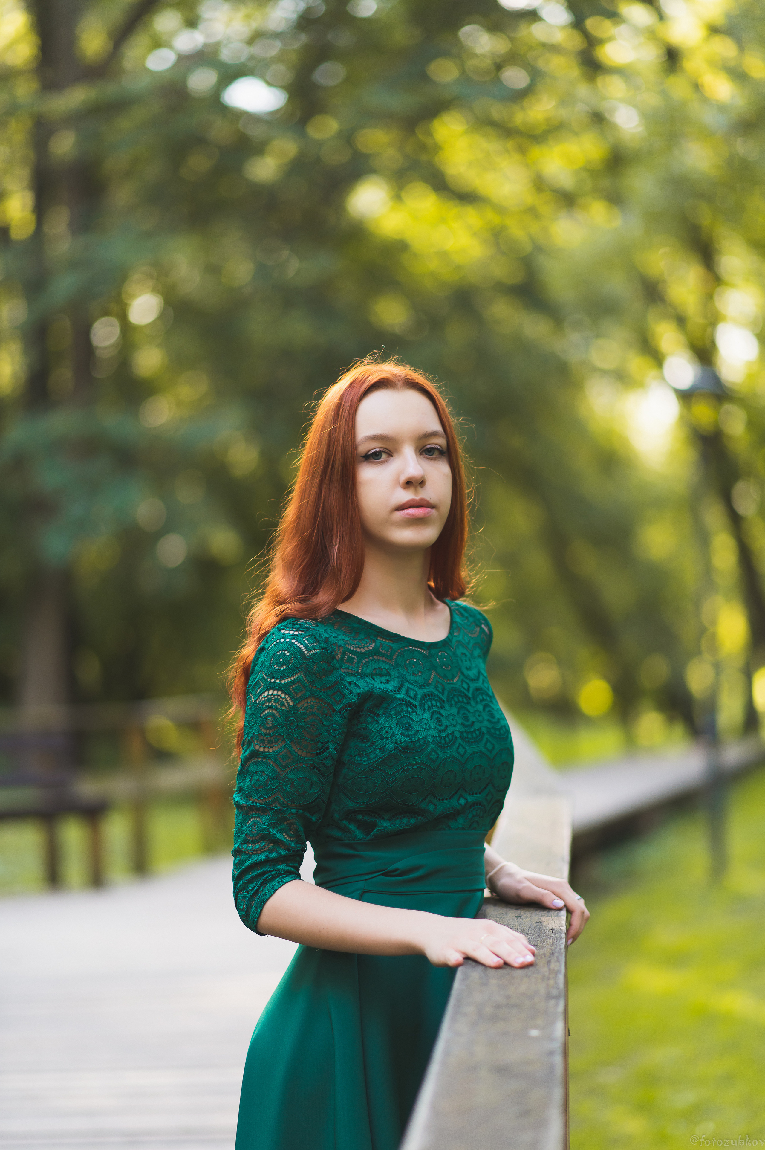 Девушка в изумрудном платье с рыжими волосами