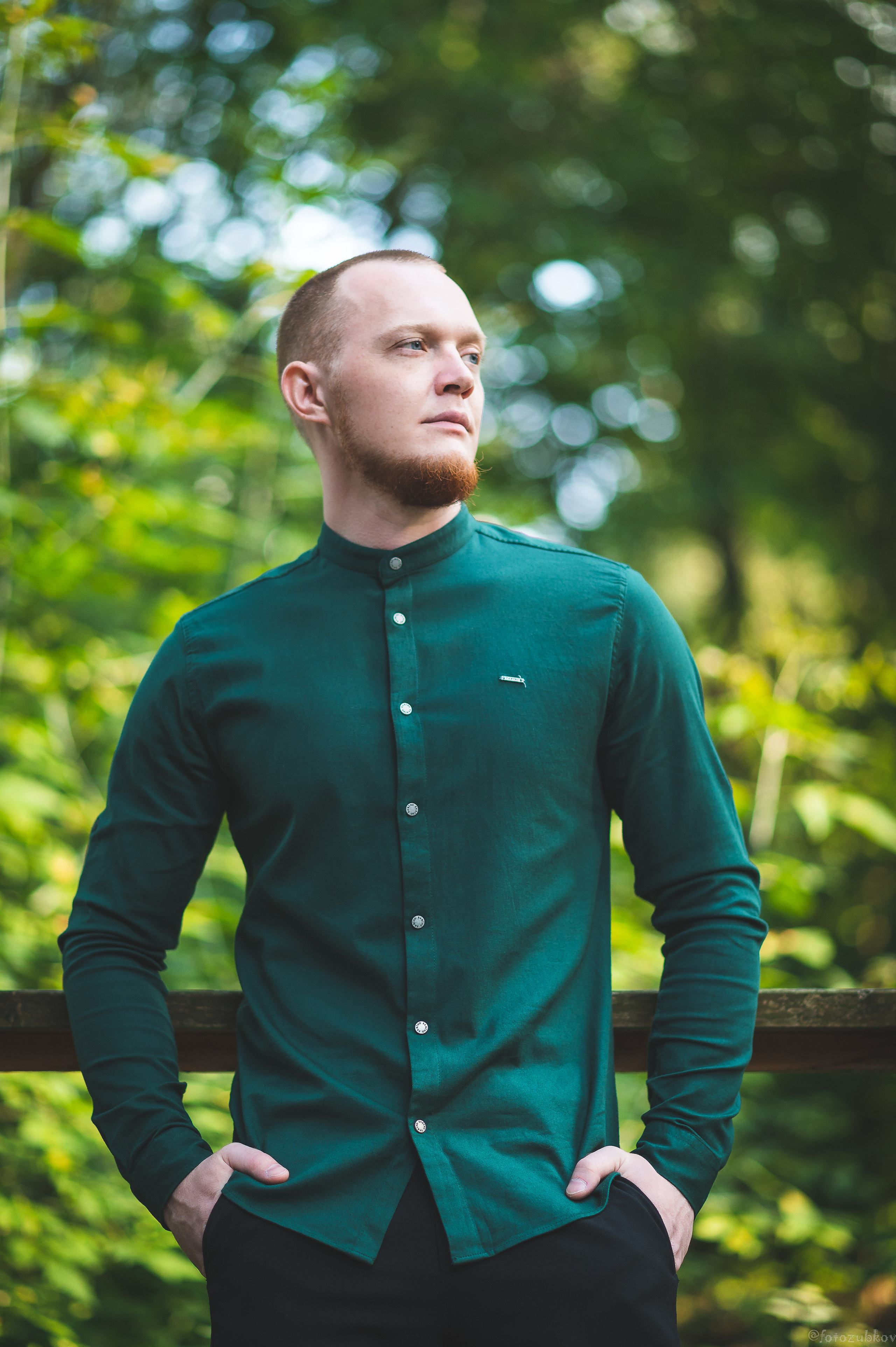 Молодой человек в парке