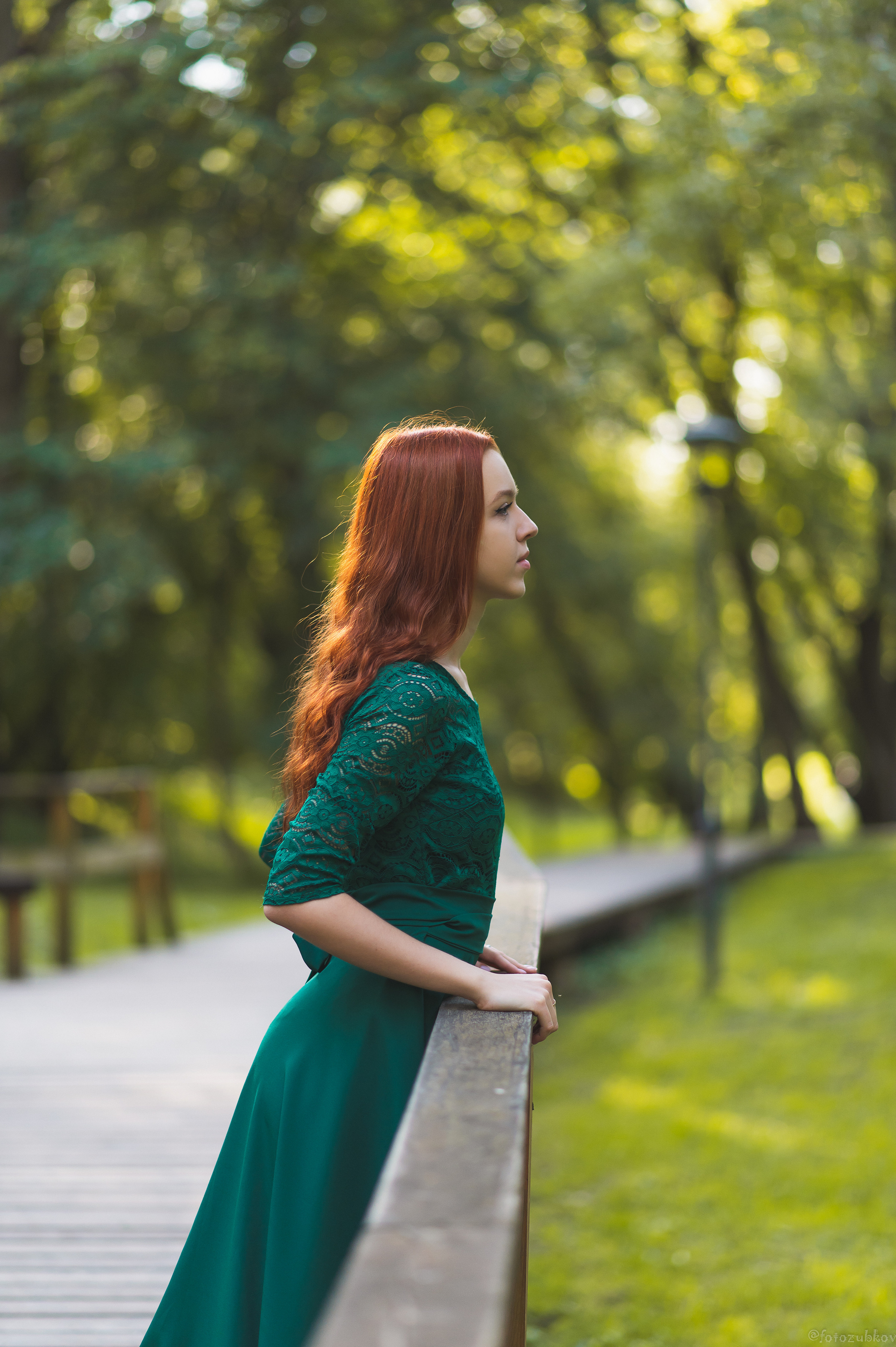 Девушка в изумрудном платье с рыжими волосами