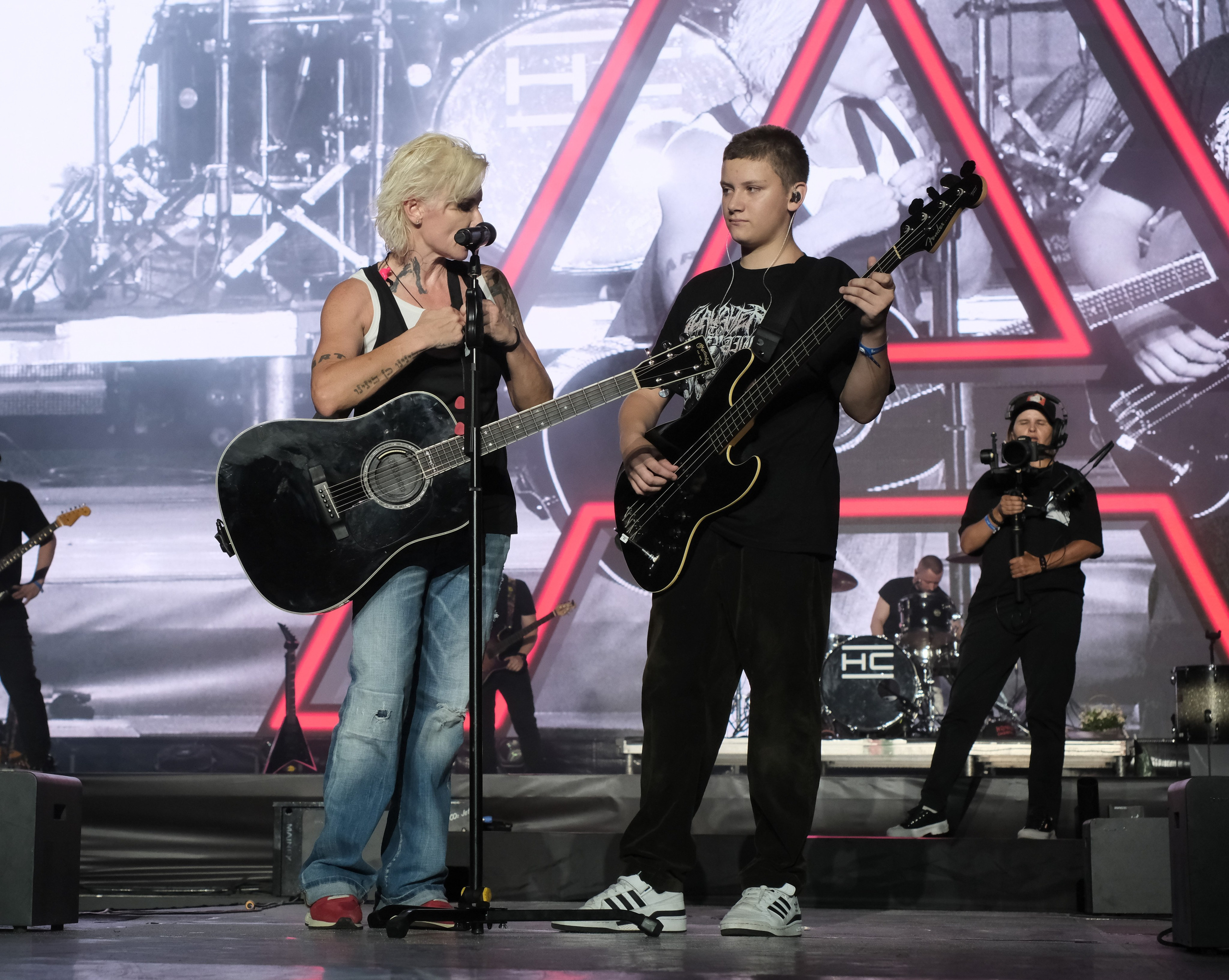 Диана Арбенина (группа «Ночные снайперы») — Москва, МТС Live Лето 2024. RedGeek - блогер и стручњак за образовање и ИТ Кирил Ситнов