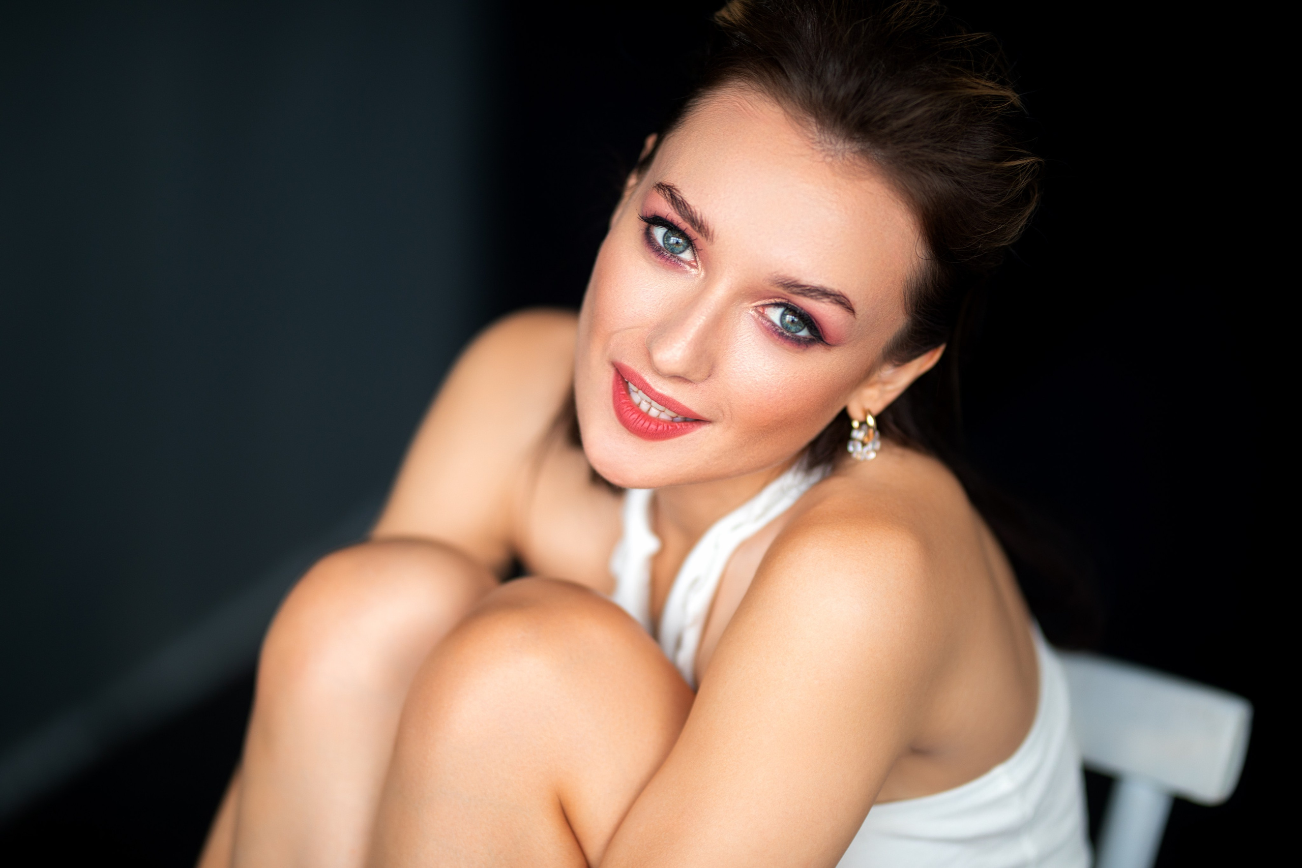 Студийный фотосет с Анастасией в минимальном интерьере в формате для «себя»