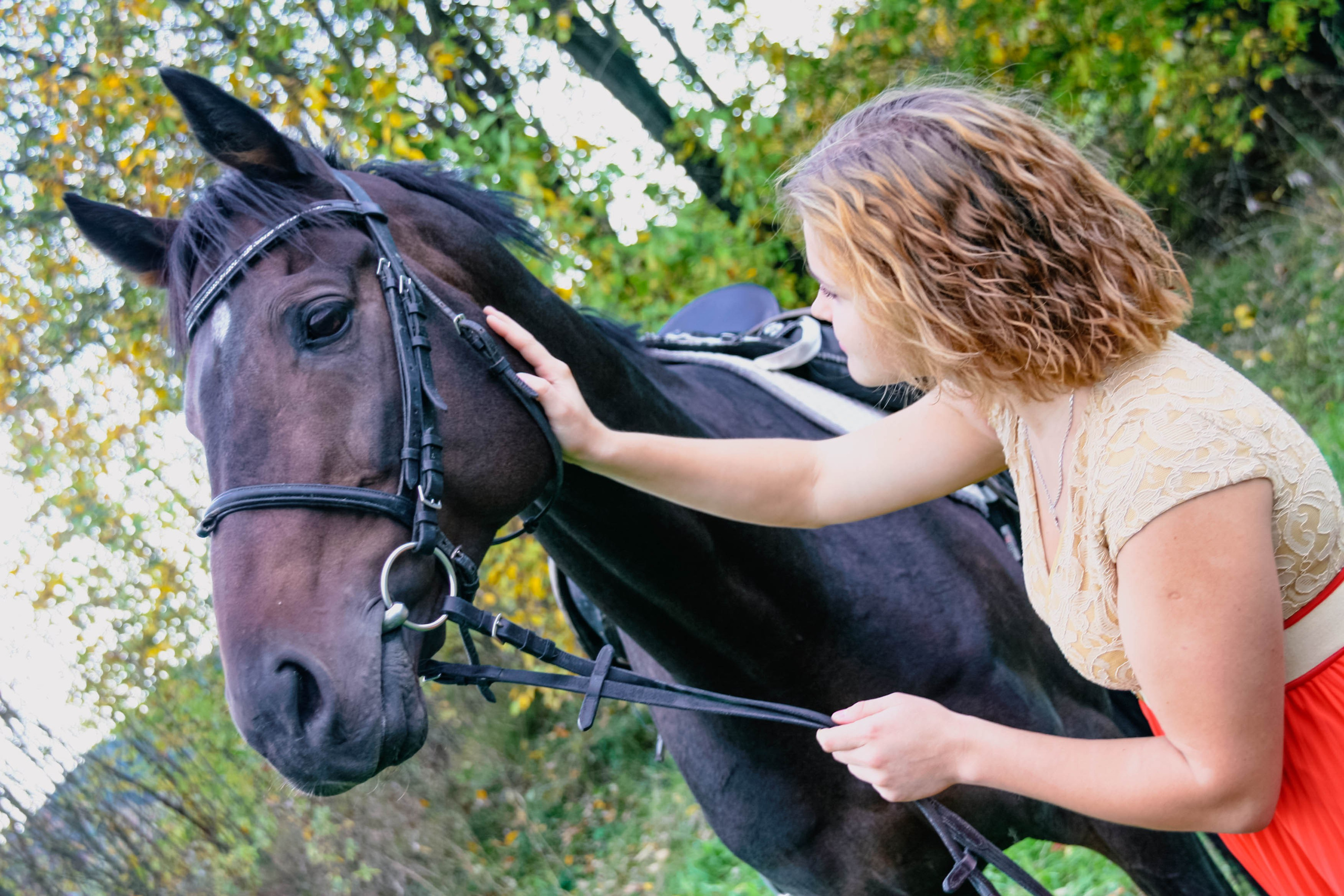 Алёна и Даша на лошади. Фотограф Пермь. Фотосессия в фотостудии Перми и на свежем воздухе
