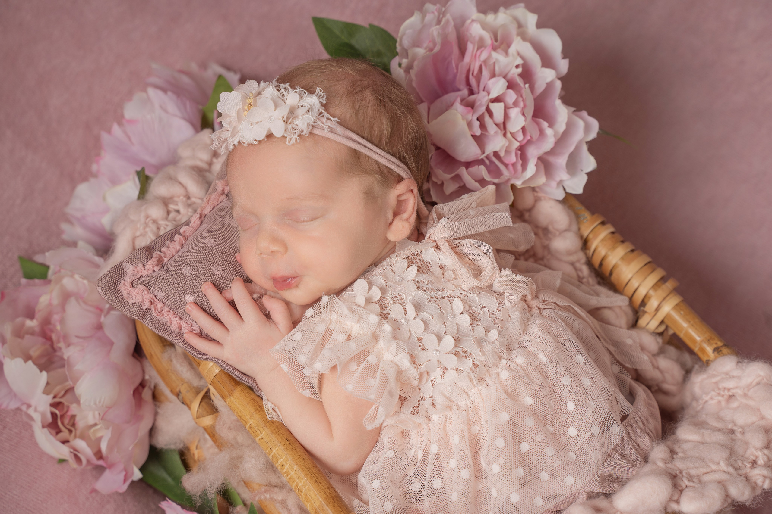 Фотосессия новорожденного в Москве — трогательные моменты первых дней