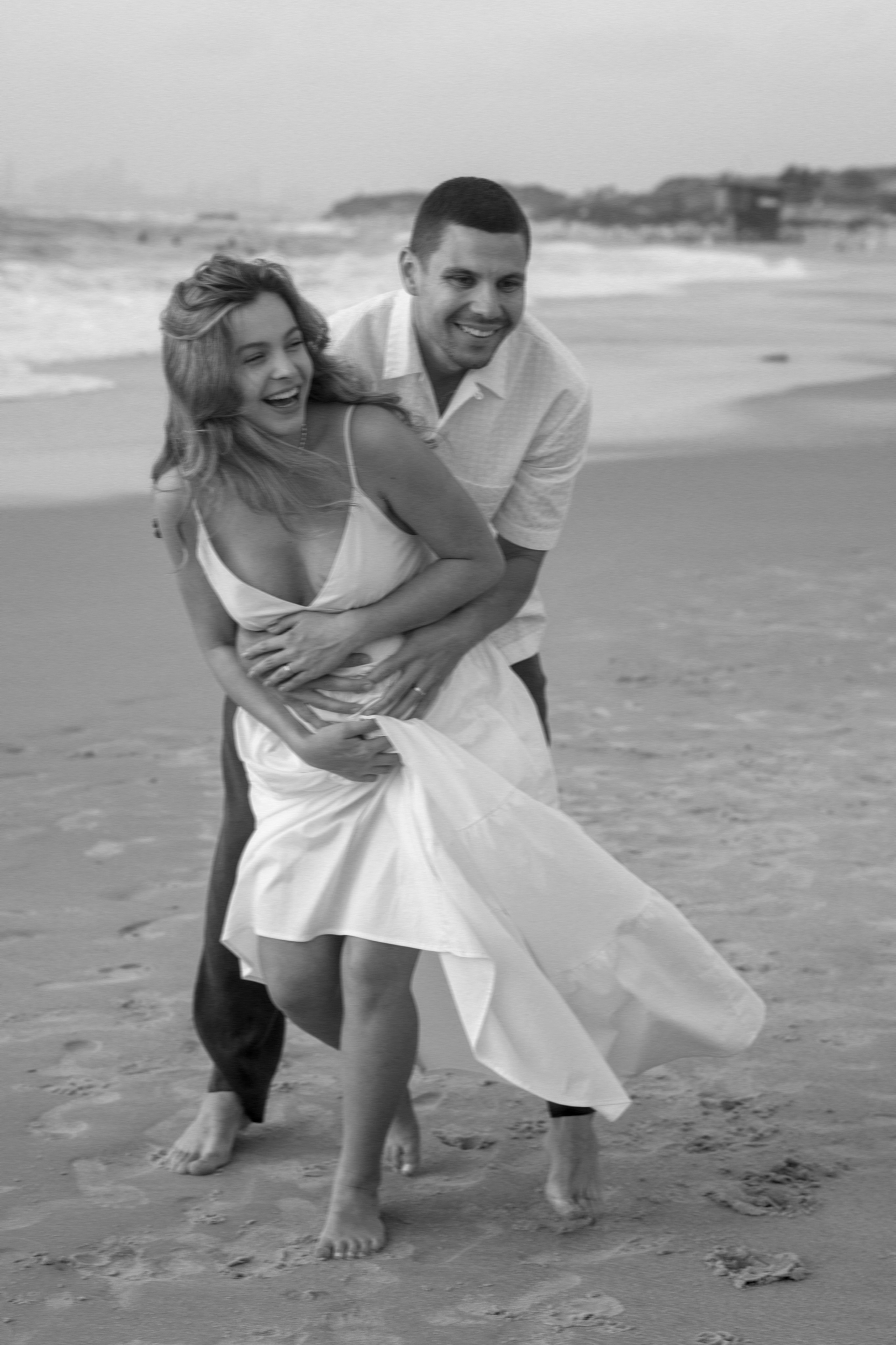 Pregnancy photoshoot near the sea (cloudy weather). Главная