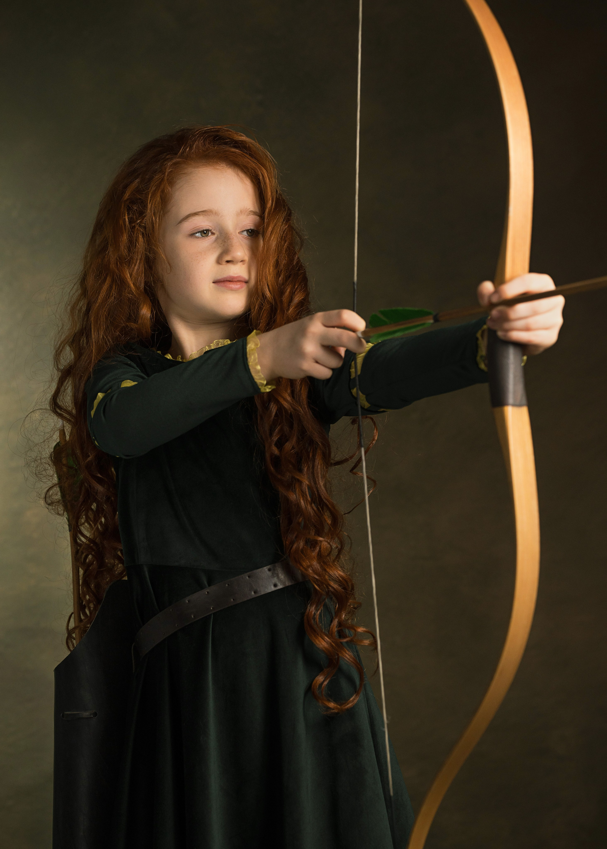 Художественный портрет в образе воительницы с луком и стрелами