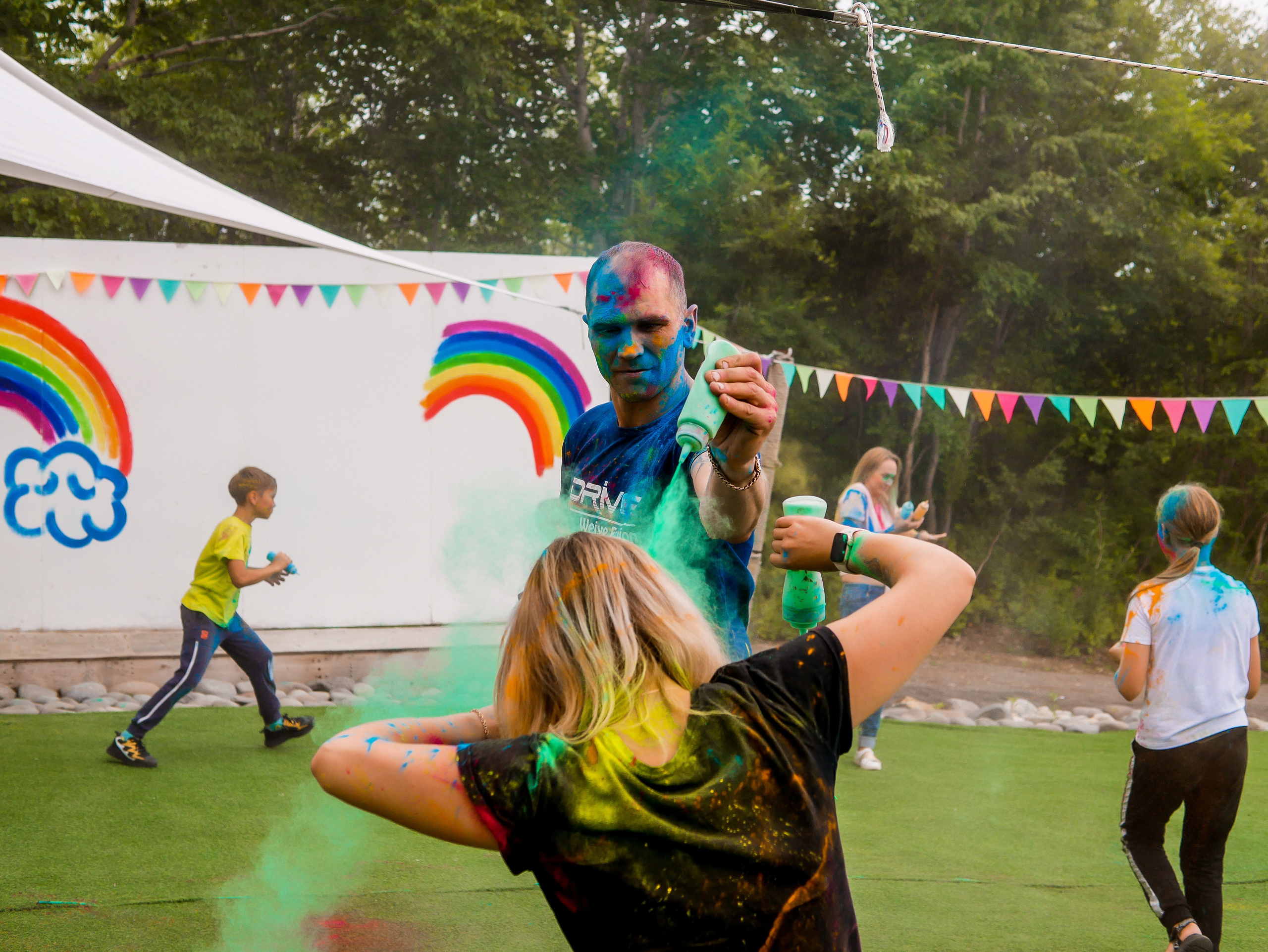Корпоратив на природе с красками Холли. Фотограф Диана Воробьева Нижний Новгород