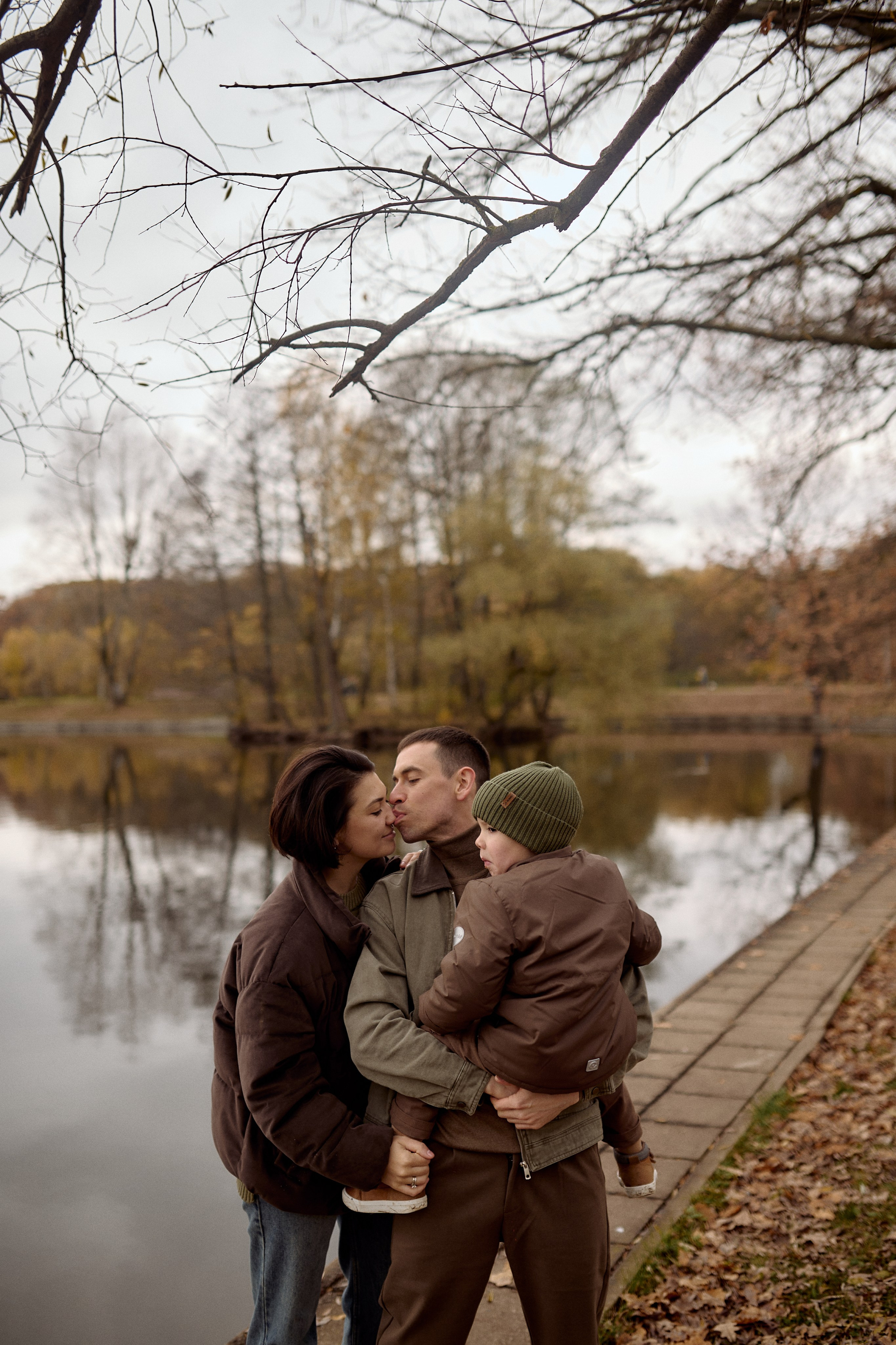 Вова, Юля и Максим в осеннем парке. Семейный и свадебный lifestyle-фотограф в Москве Мария Петрова