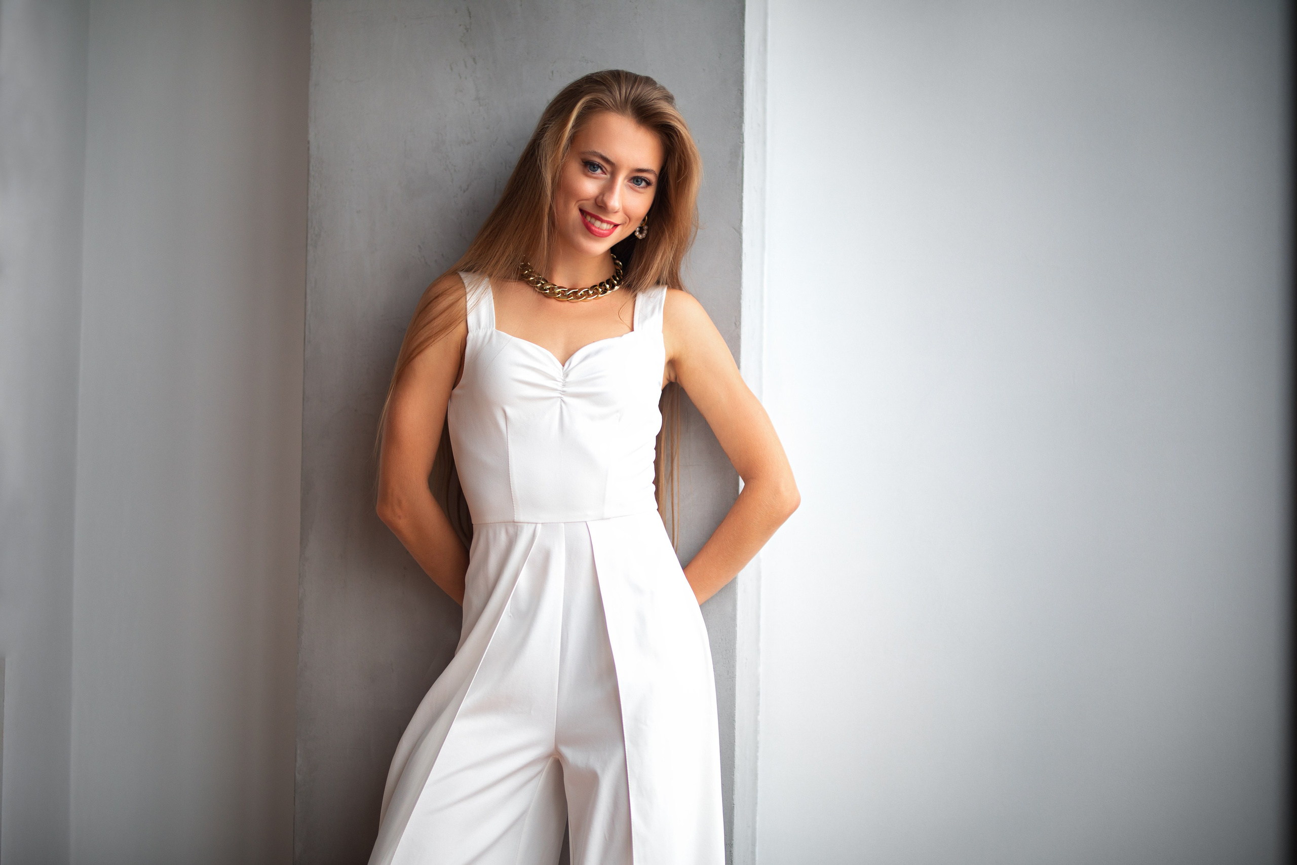Студийная съемка с Викторией с минимальным интерьером в формате для «себя»
