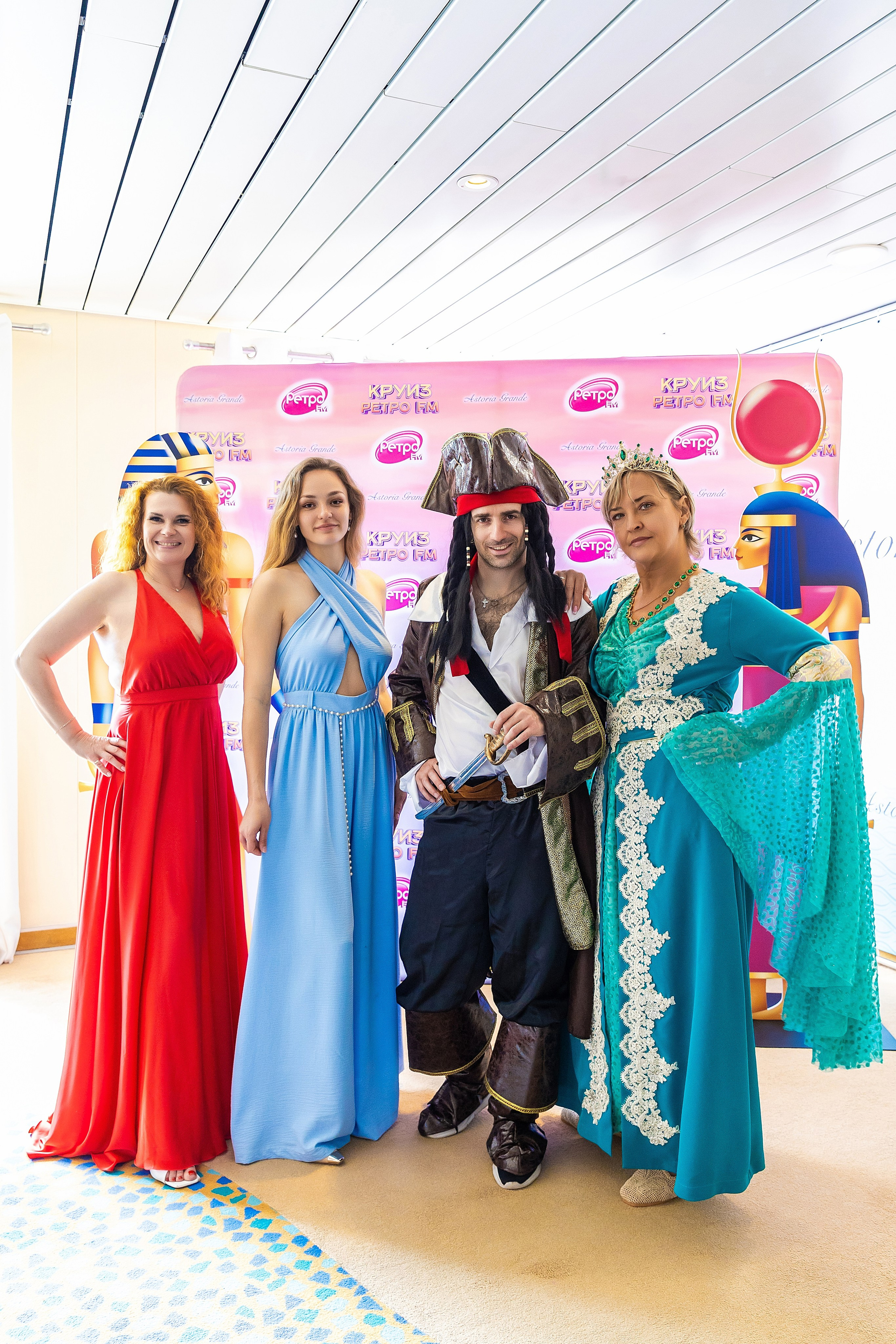 Платья. Фото департамент круизного лайнера Астория Гранде