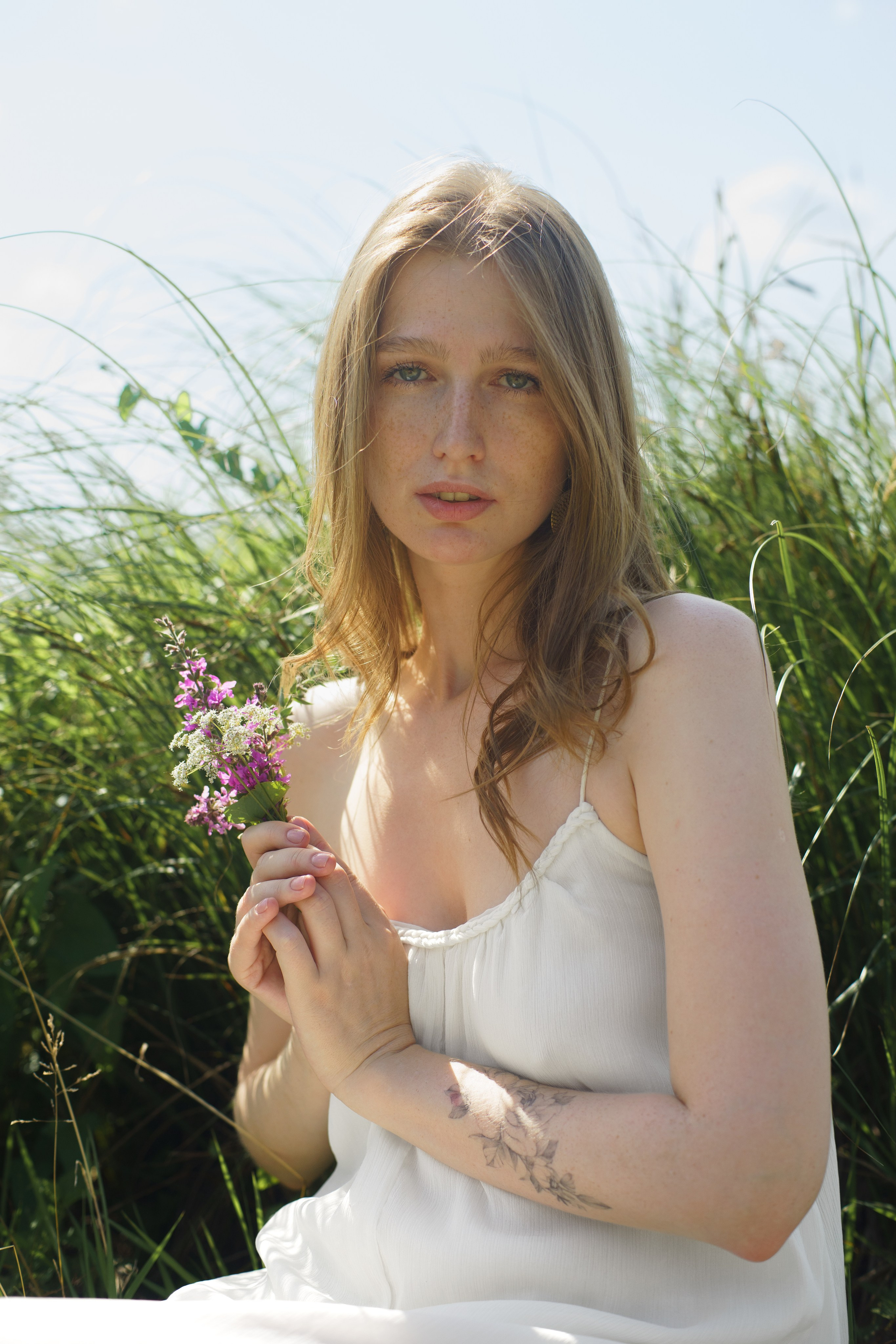 Фотосессия в яркий солнечный день на берегу .Екатеринбург. Автор фотограф: Додров. Ph: dodrov.