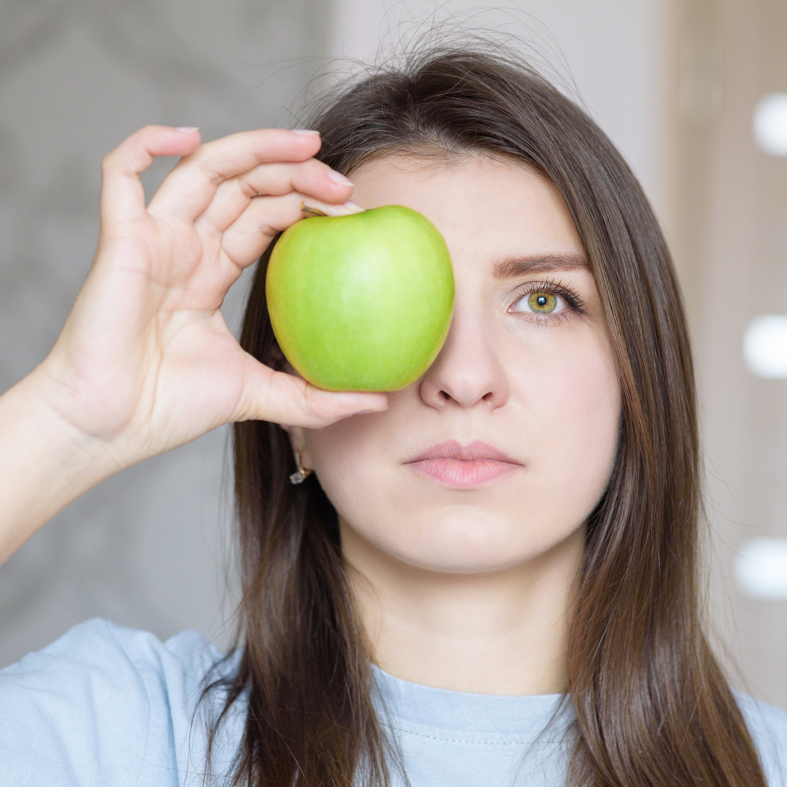 Фотопроект самоизоляция, одиночество, девушка в квартире. арт-фотография, философия, глаз закрыт зелёным яблоком