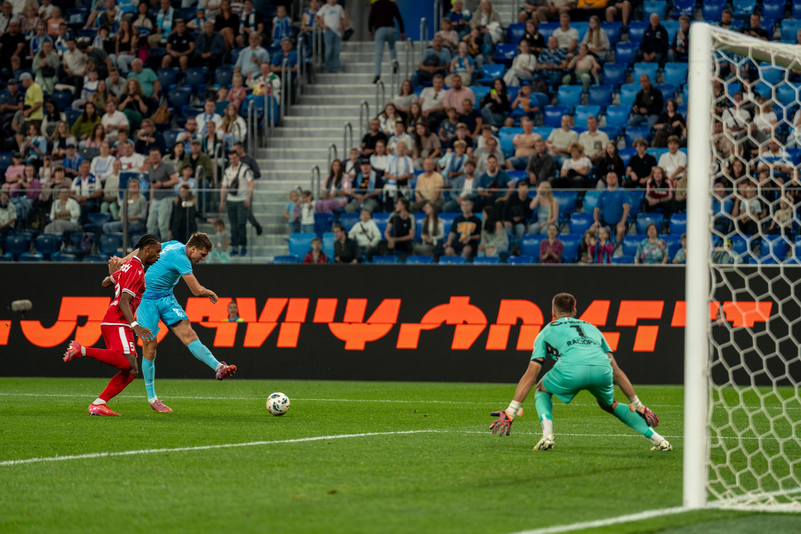 Репортажный кадр матча Зенит—Сьон от спортивного фотографа Санкт-Петербург