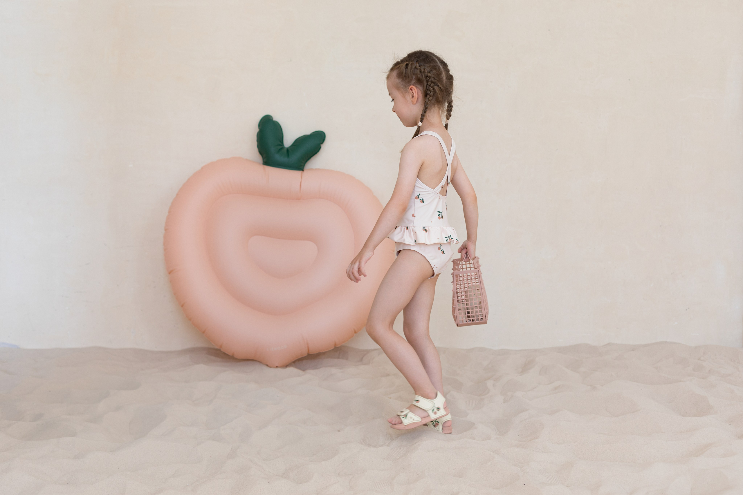 Фотосессия в песке для детского бренда. Детский и контент фотограф Надя Волкова Санкт-Петербург