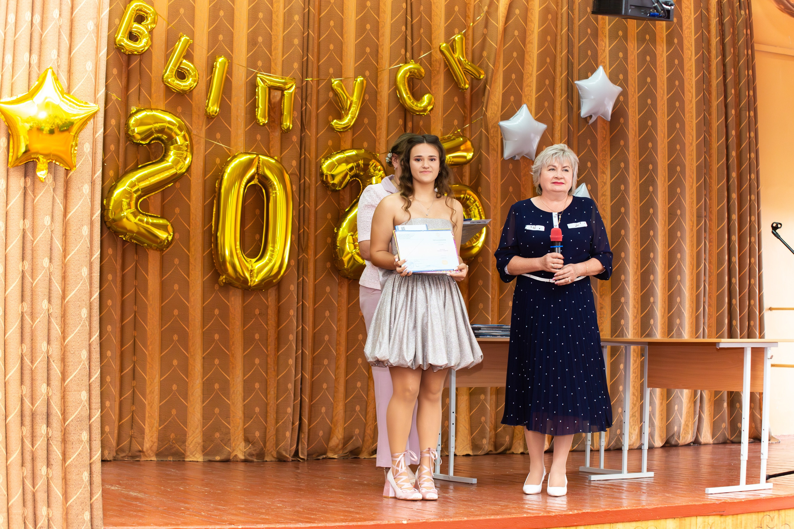 ВРУЧЕНИЕ ДИПЛОМОВ 2025 9 ШКОЛА Г.МЦЕНСК. Профессиональный фотограф в Мценске и Орловской области