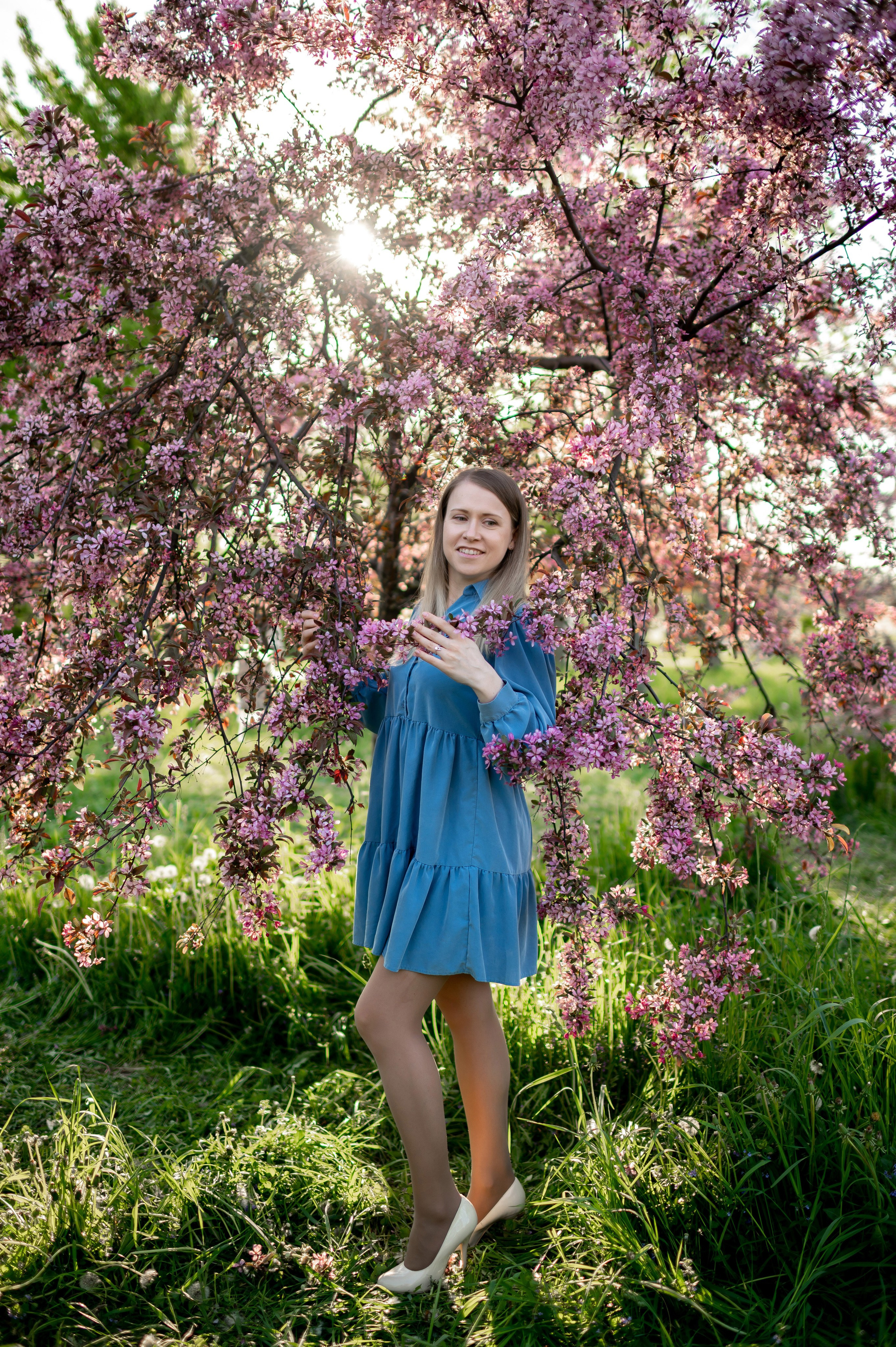 Ника и родители в розовых яблонях. Портретный, семейный и свадебный фотограф в Санкт-Петербурге и в Пушкине Ширяев Денис