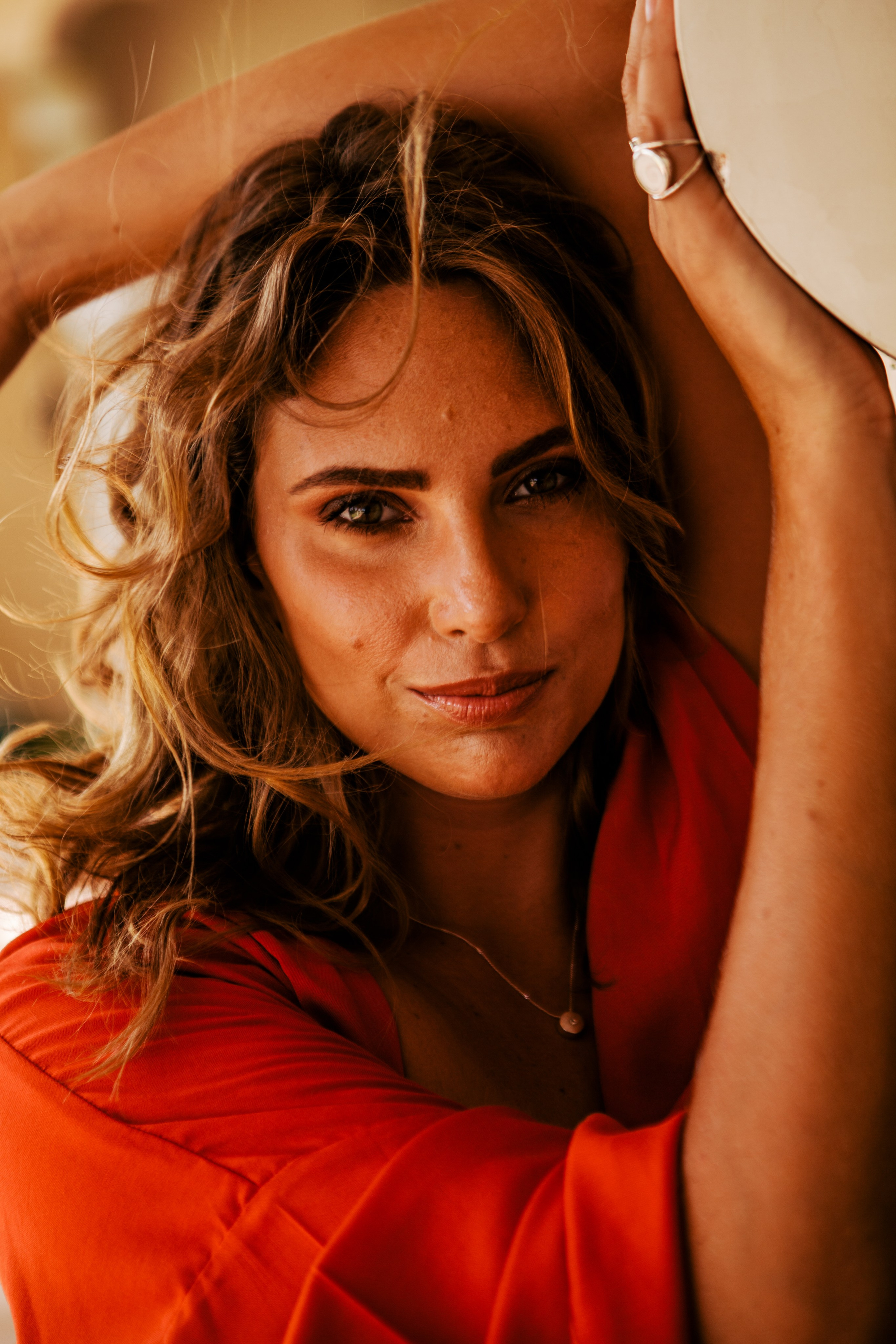 Девушка в красном платье в отеле Malabar Hill — Роскошная портретная съемка | Шри-Ланка. Фотограф на Шри-Ланке