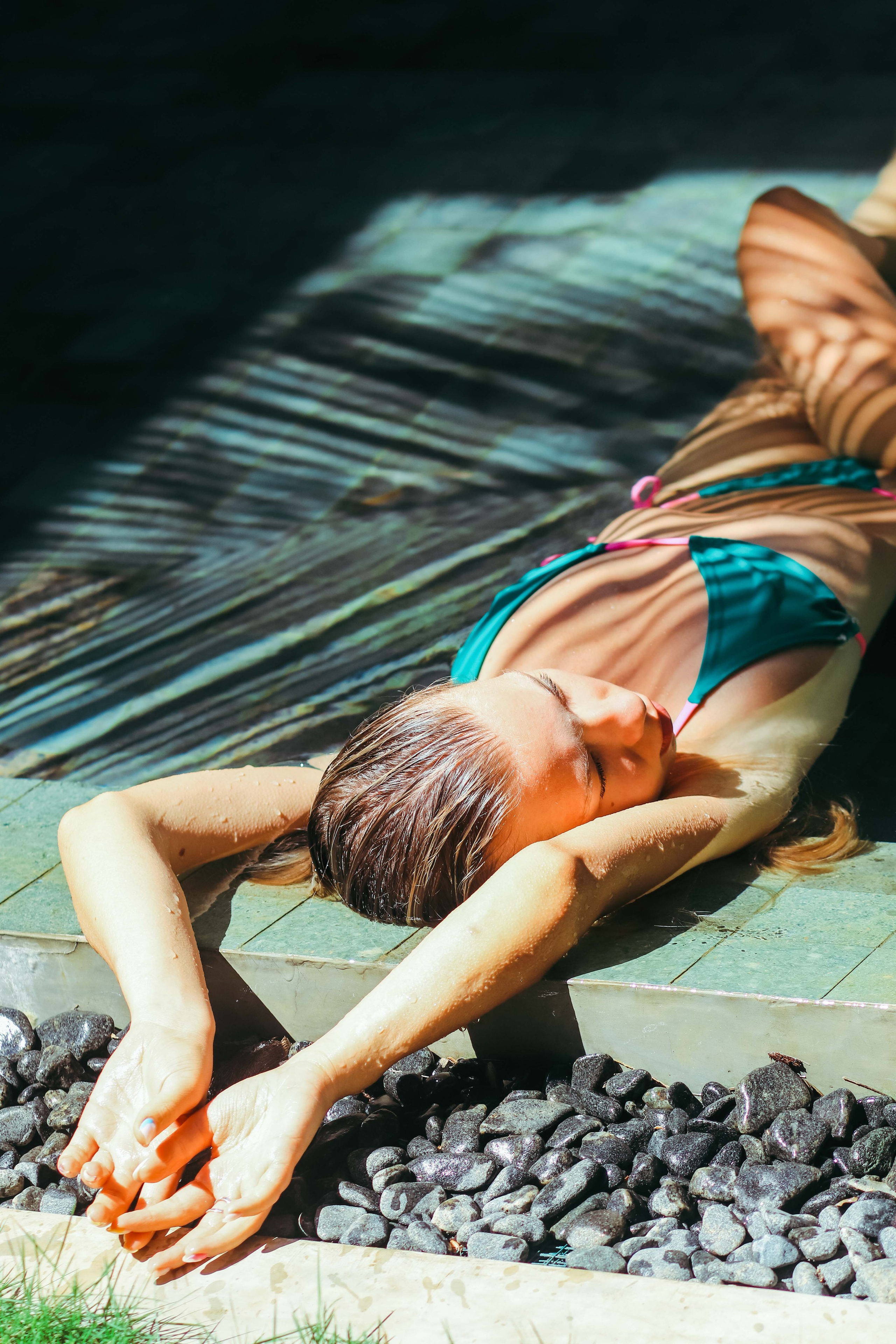 "Мечтательные кадры на пляже Нирбана - уединение и медитативная атмосфера"