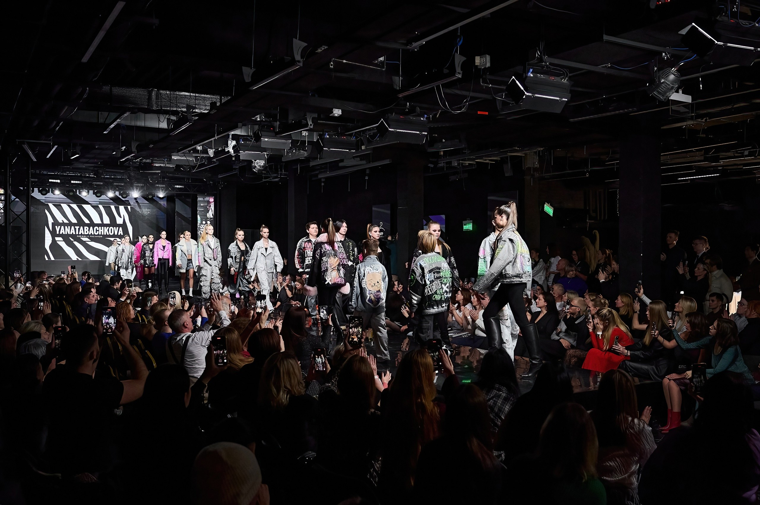 Яна Табачкова. Одежда с рисунком. 2024. Дима Бабушкин. Фотограф. Подиум. Репортаж. Творчество. Дорого