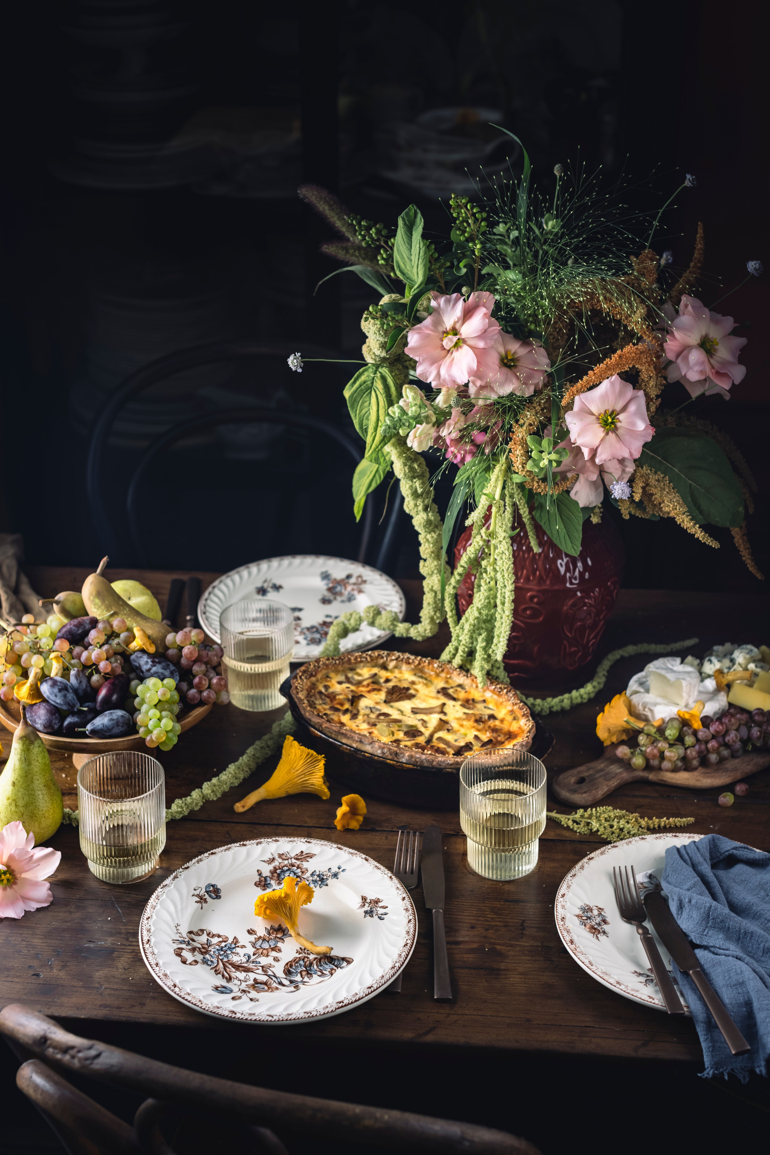 Киш с лисичками сервировка. Foodie Stories (гастрономические истории) рекламная фуд-фотосъёмка, Москва
