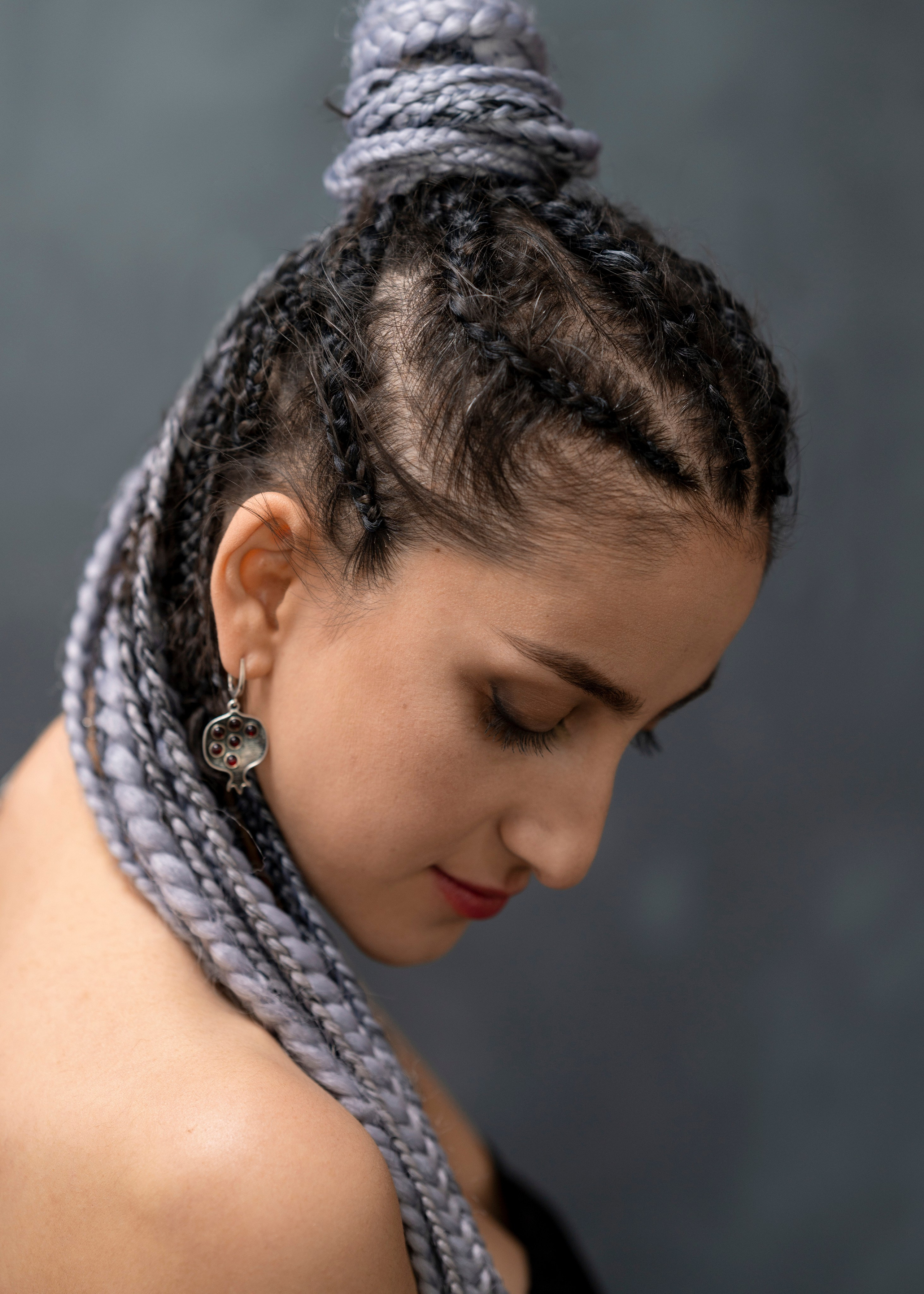 Студийная съёмка в красной ткани в римском стиле