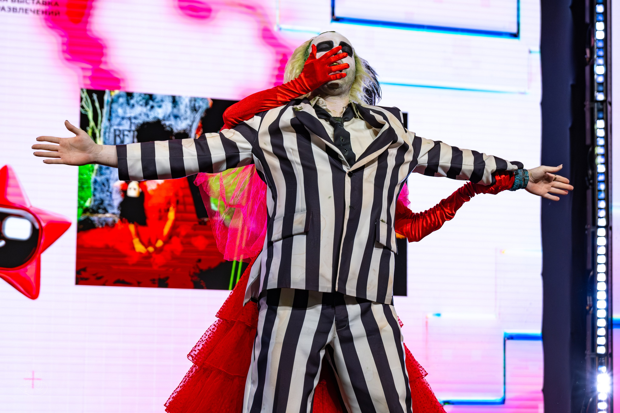 Сцена РЭД ЭКСПО 2024. Косплей фотограф