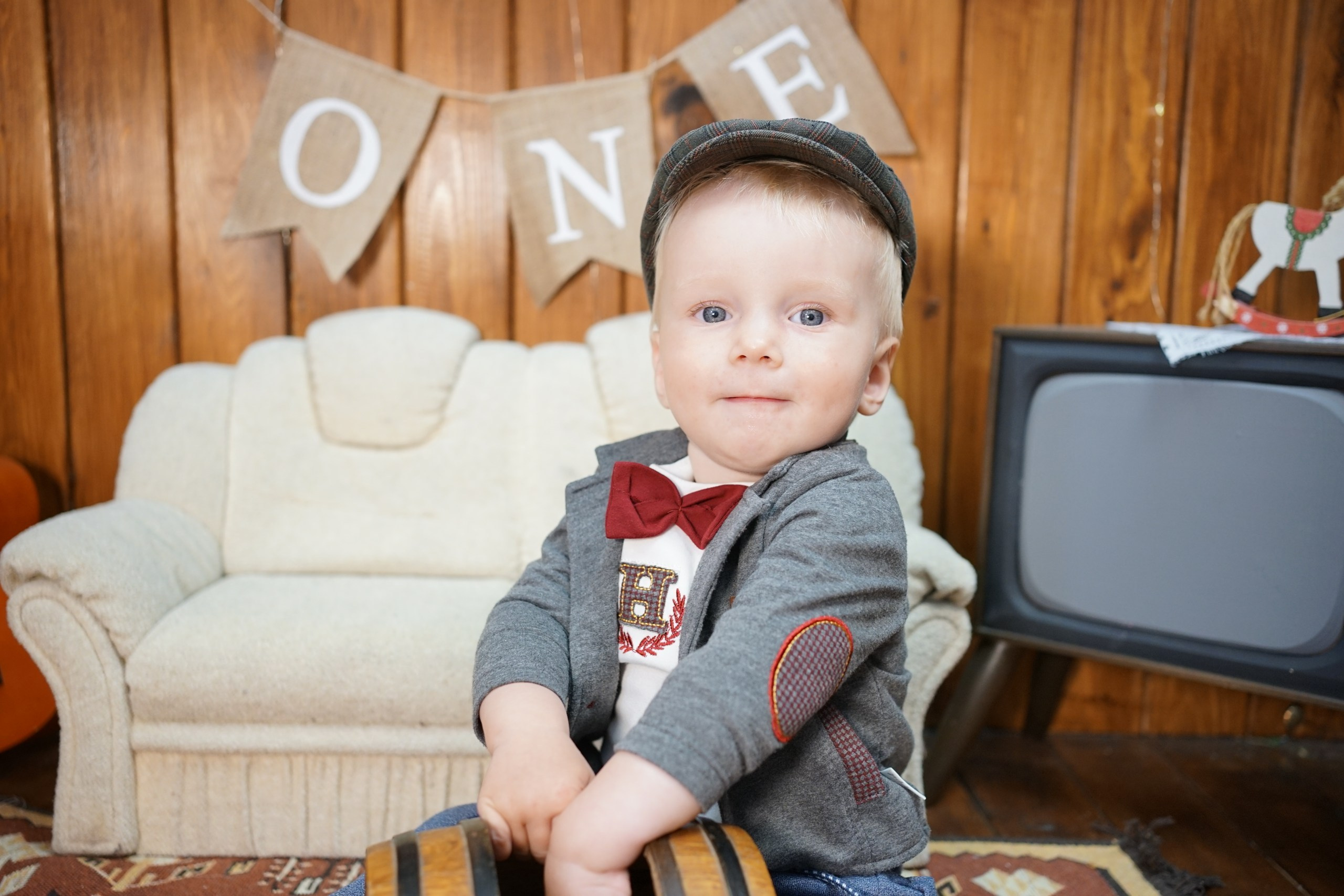 Деревянный Подиум. Детская Фотостудия ГОДОВАСИКИ в Санкт-Петербурге фотосесия на годик