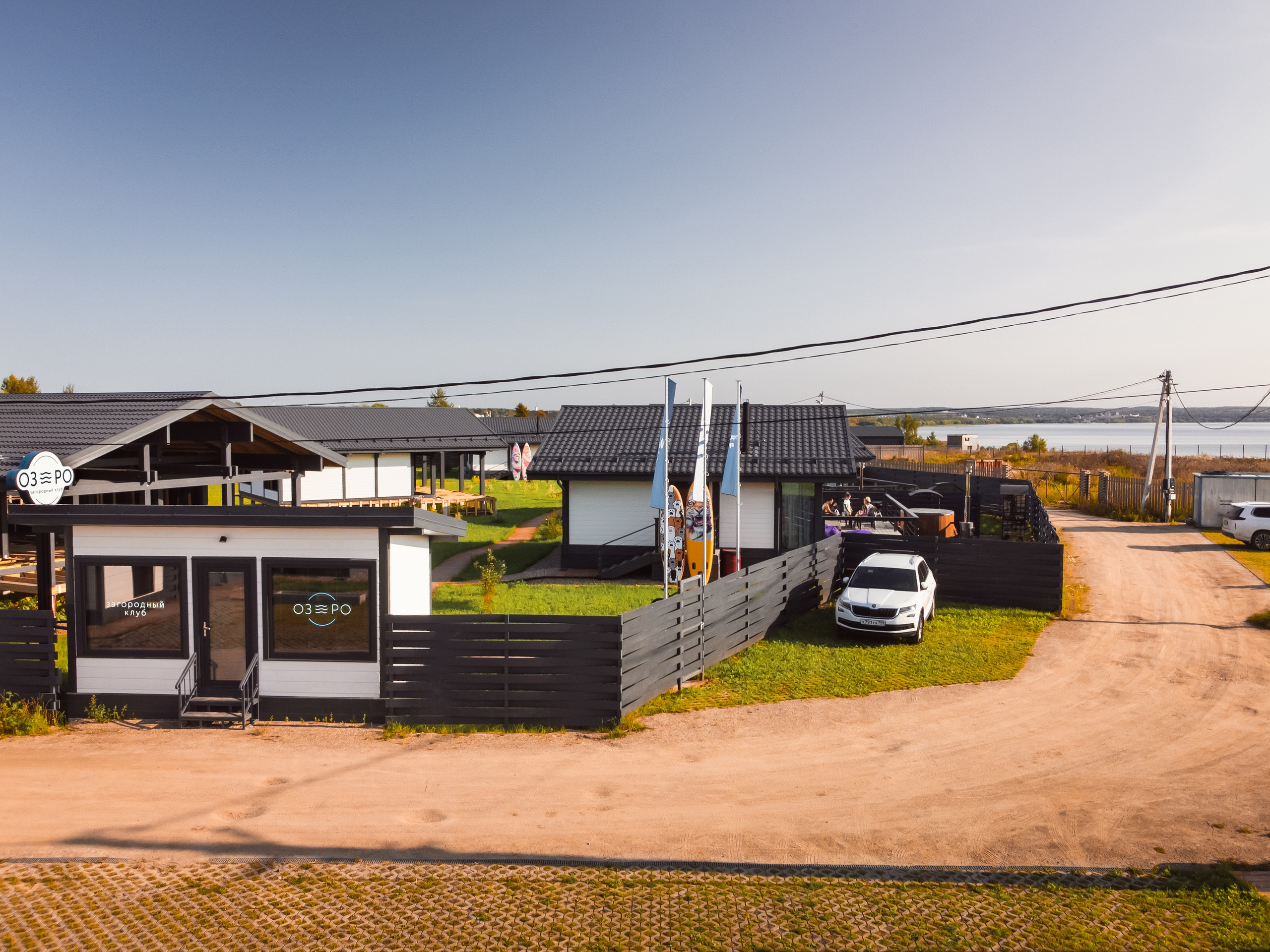 Переславль - Залесский, Загородный клуб "ОЗЕРО", Плещеево озеро, национальный парк, небо, трава, лето, день, дом