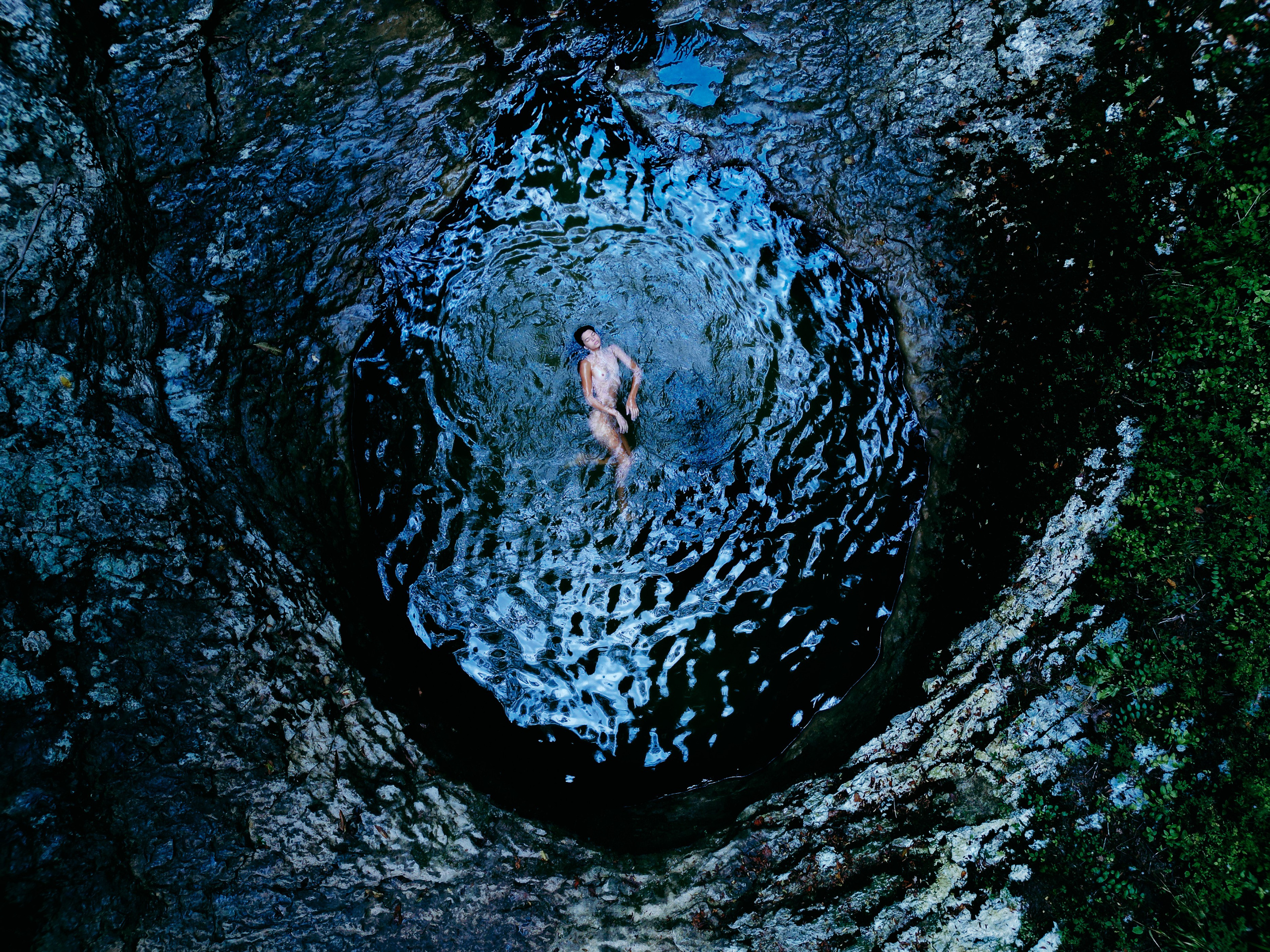 Фотоснимок с дрона девушку в купели 